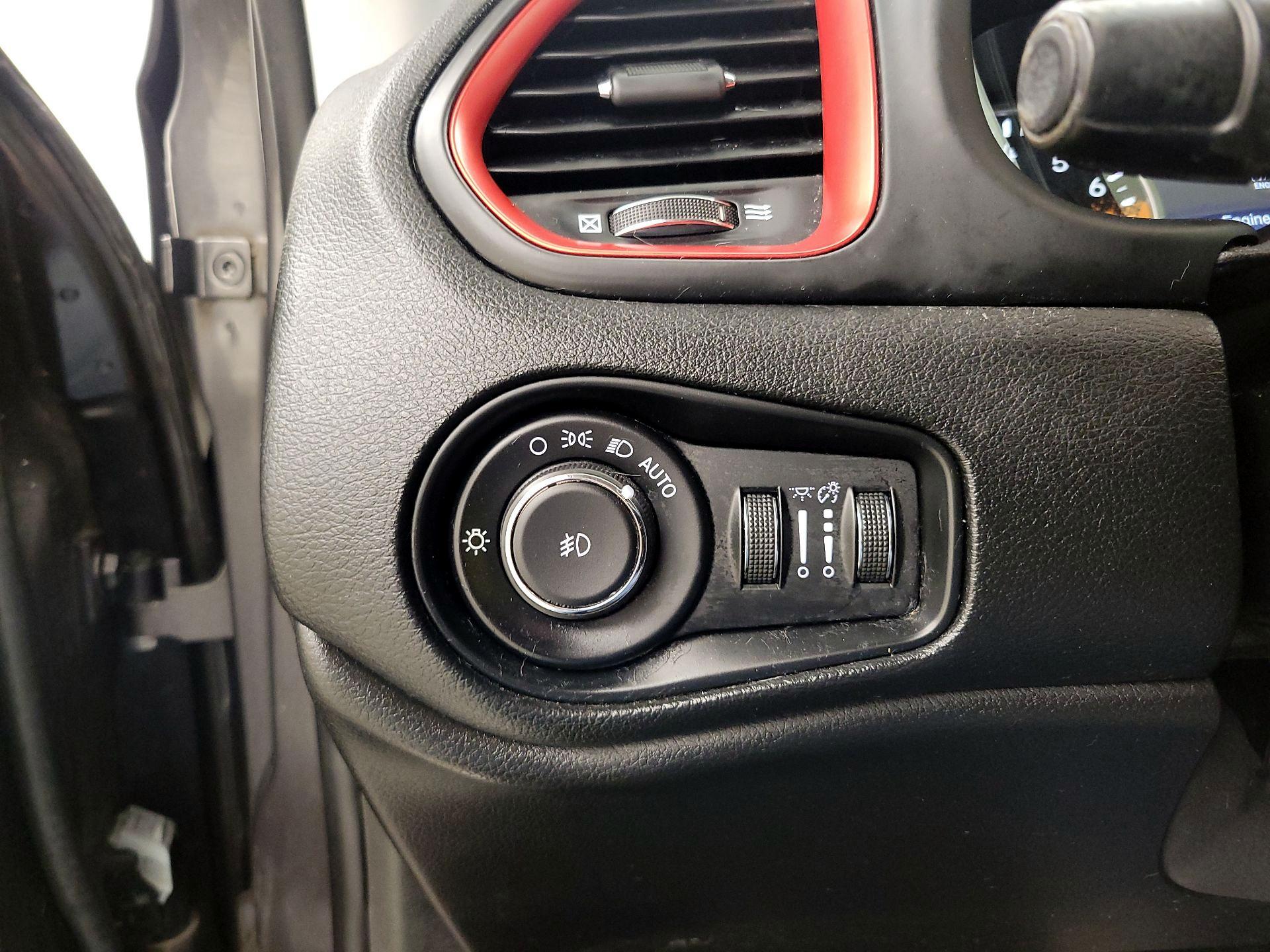 Thumbnail: 2017 Jeep Renegade - 13