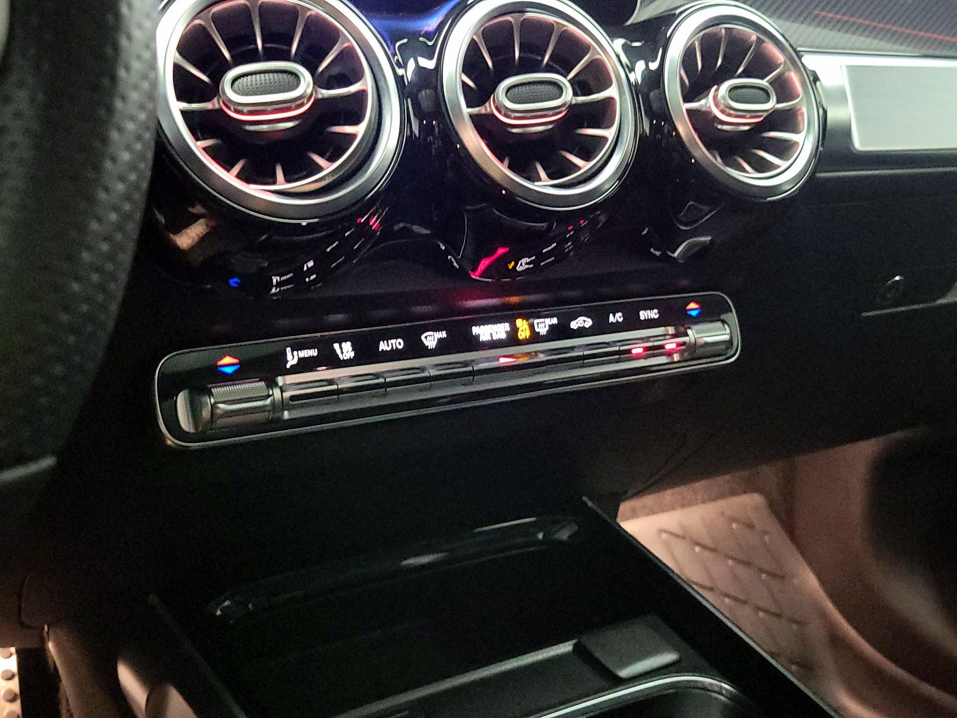 Thumbnail: 2021 Mercedes-Benz GLB - 16