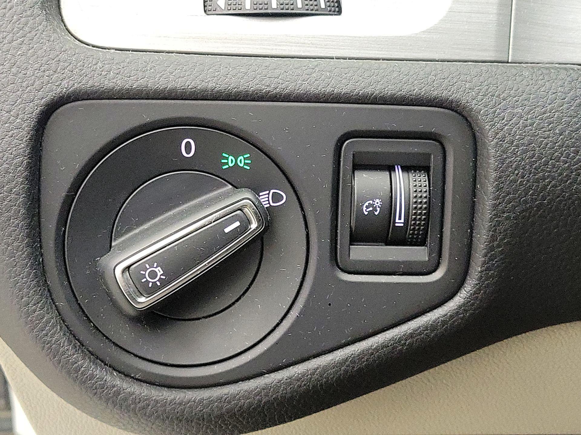 Thumbnail: 2016 Volkswagen Golf - 13