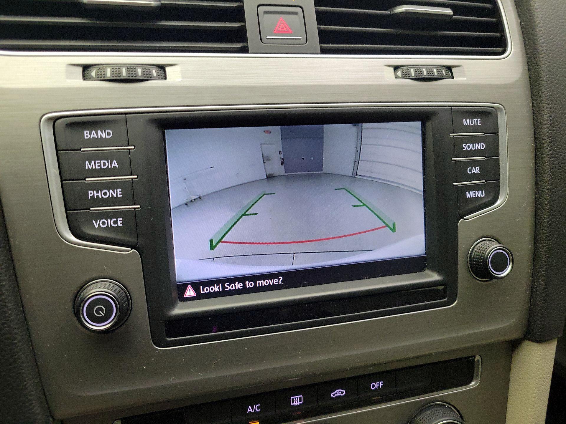 Thumbnail: 2016 Volkswagen Golf - 14