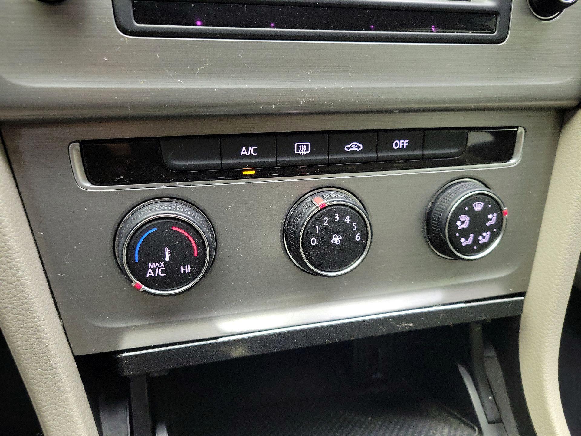 Thumbnail: 2016 Volkswagen Golf - 16