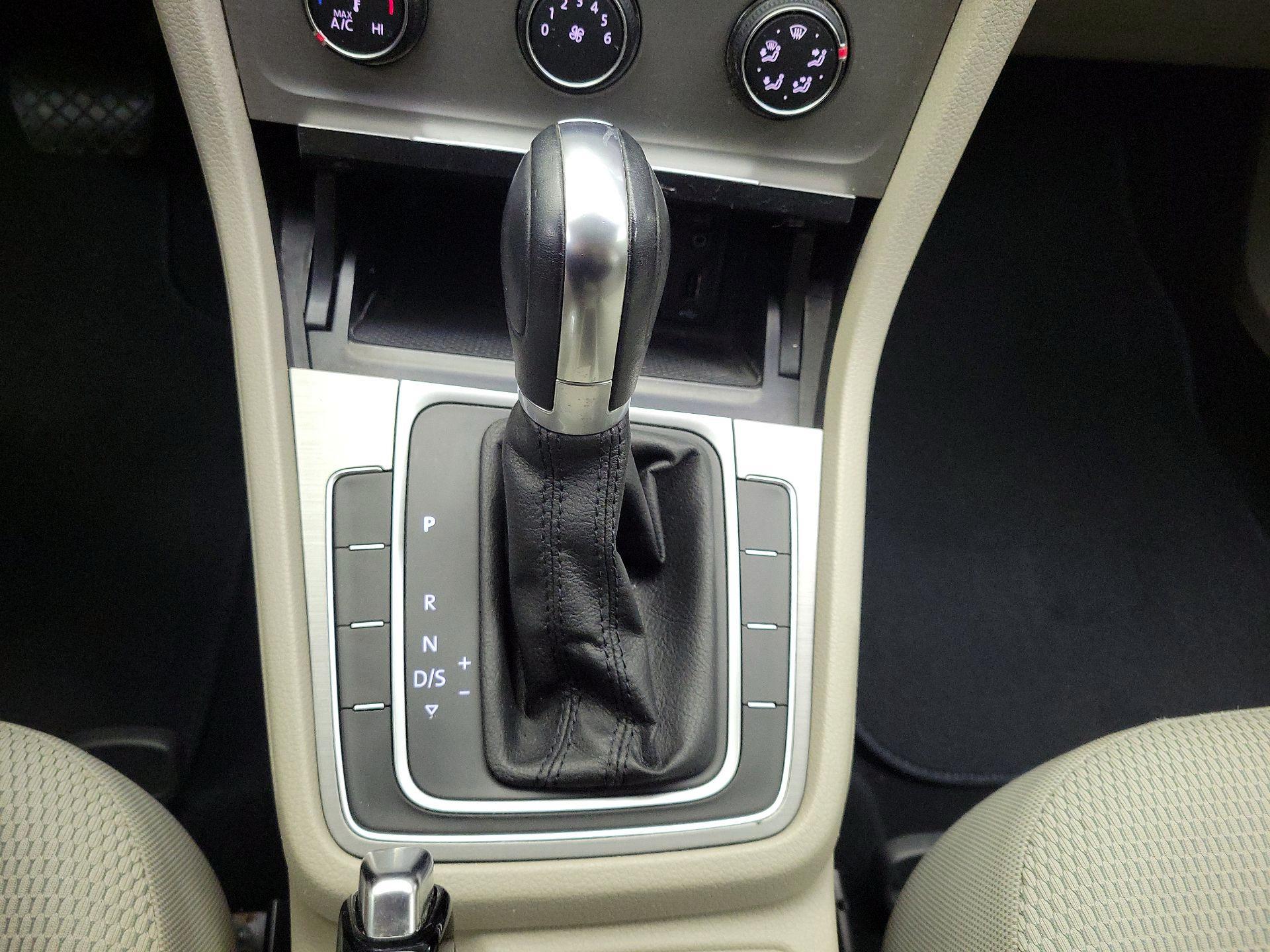 Thumbnail: 2016 Volkswagen Golf - 17