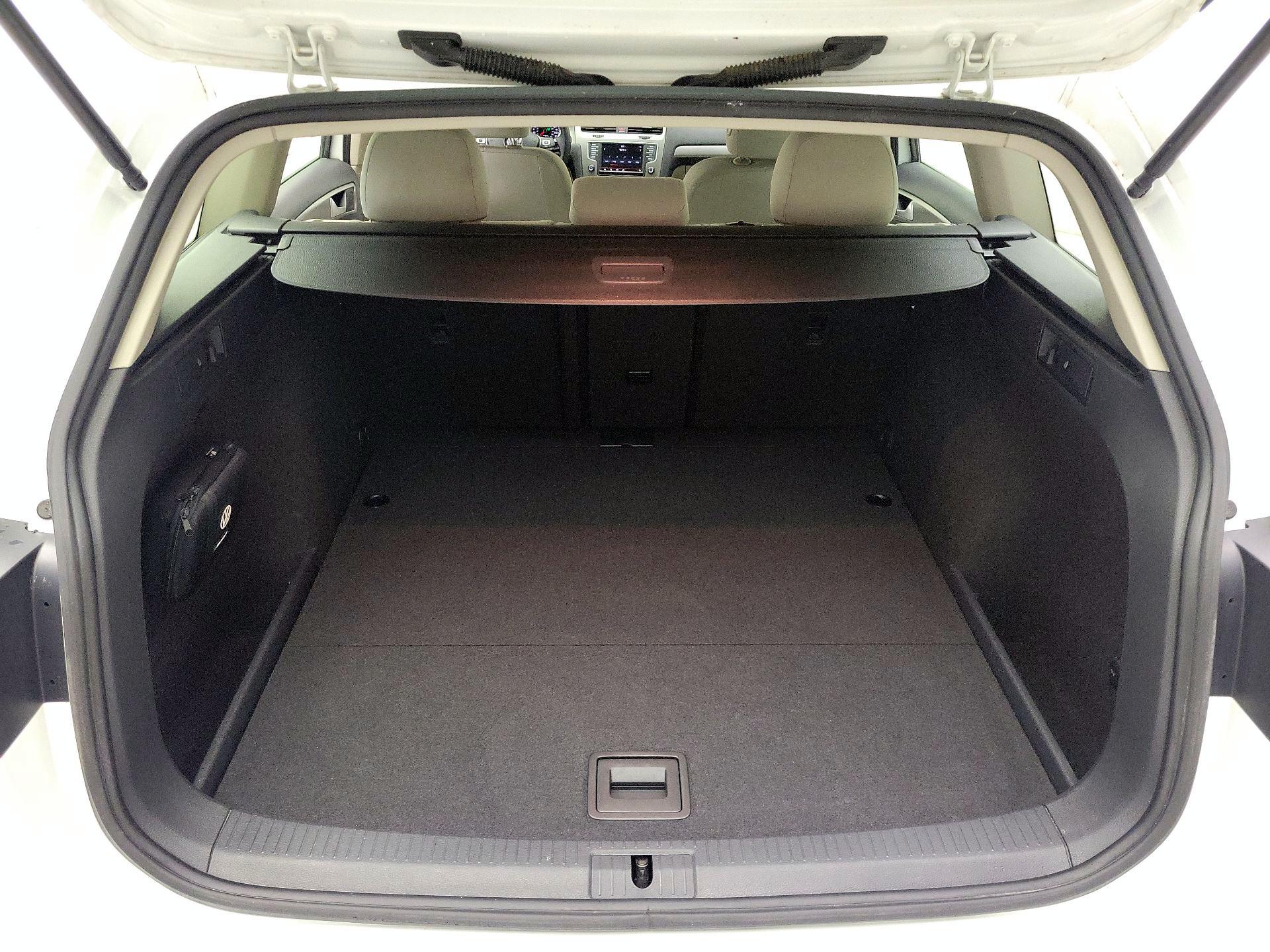 Thumbnail: 2016 Volkswagen Golf - 20