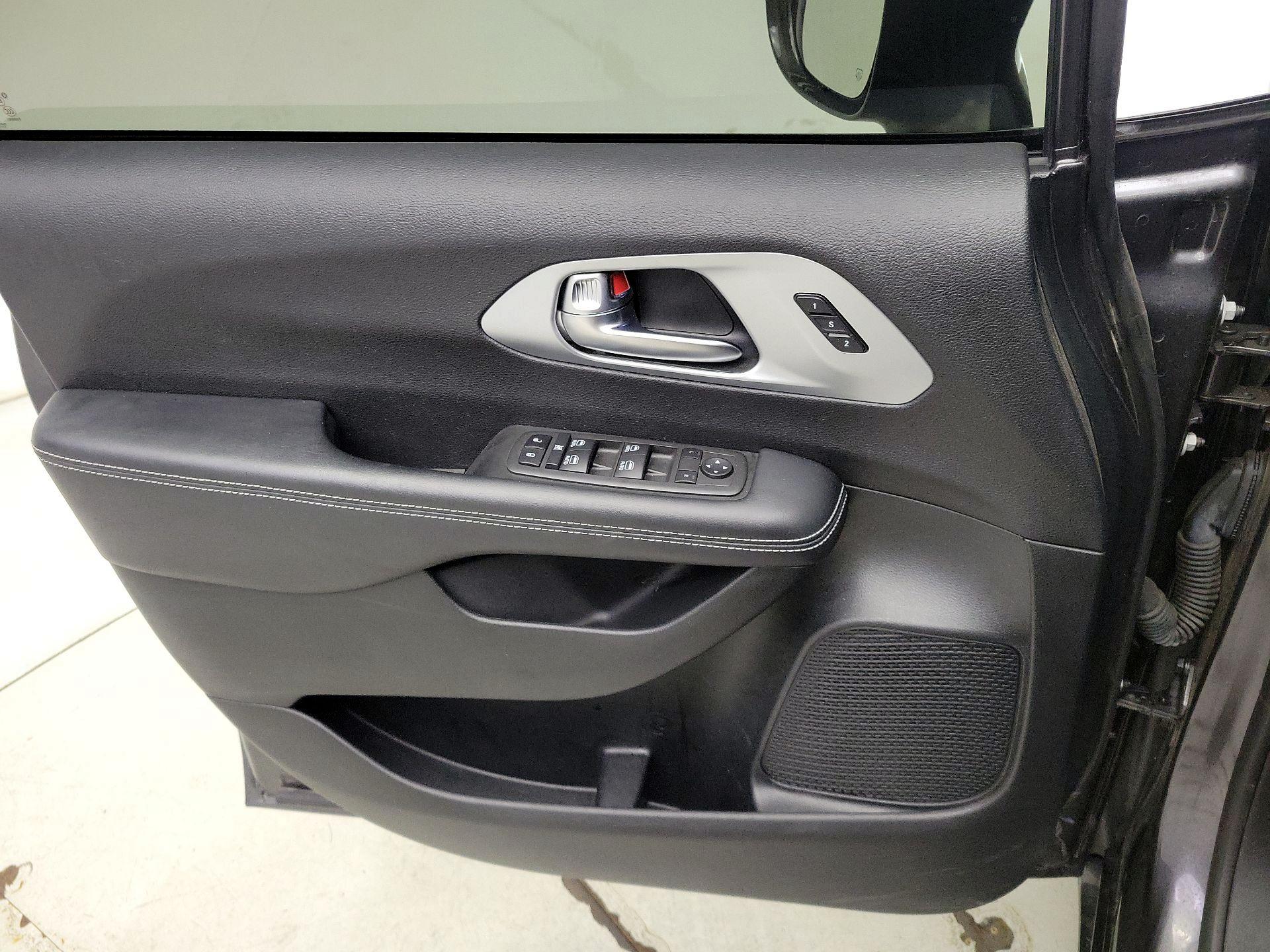 Thumbnail: 2022 Chrysler Pacifica - 12