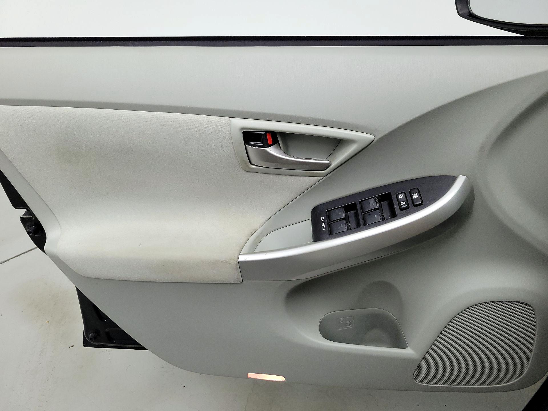 Thumbnail: 2015 Toyota Prius - 12