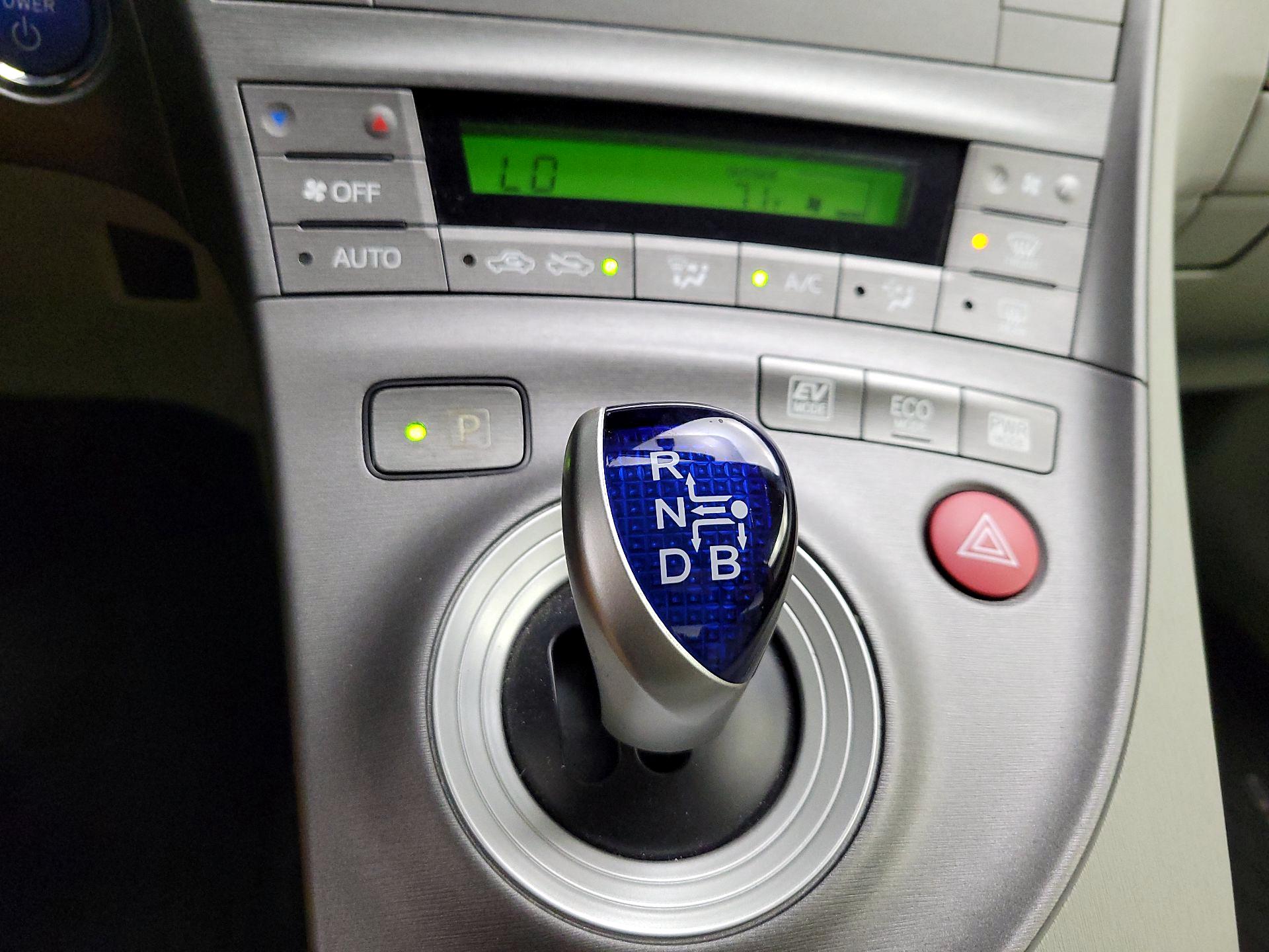 Thumbnail: 2015 Toyota Prius - 17