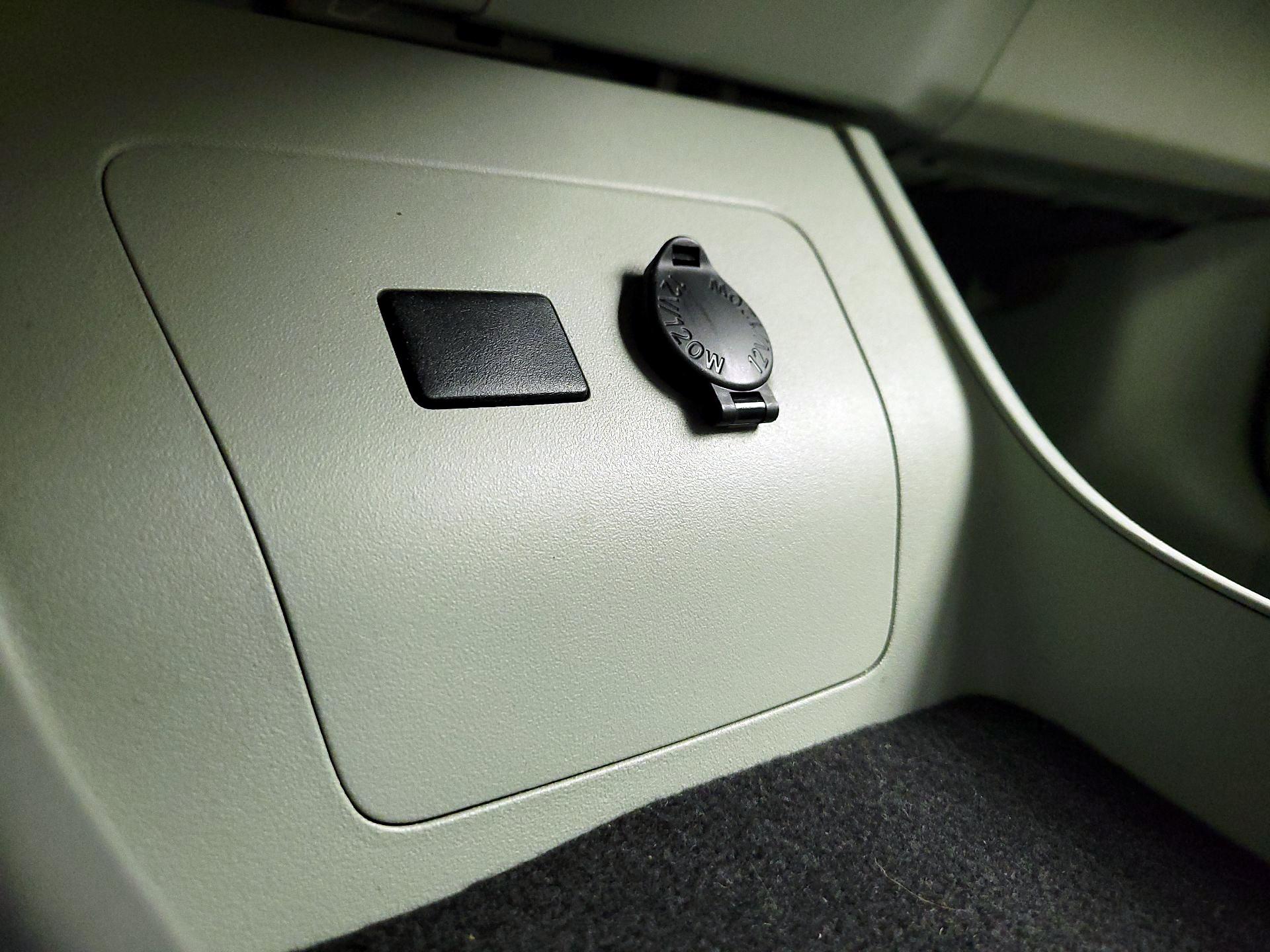 Thumbnail: 2015 Toyota Prius - 18