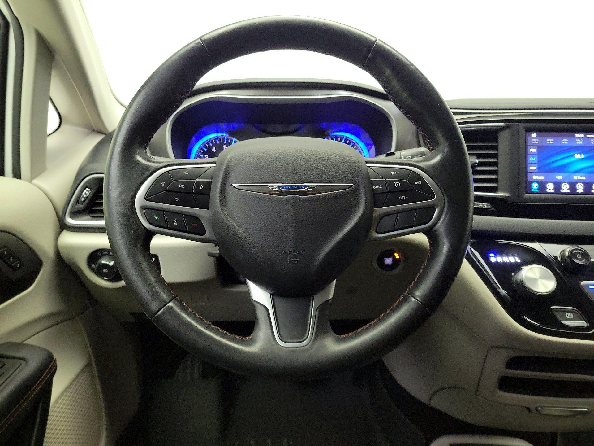 Thumbnail: 2020 Chrysler Pacifica - 10