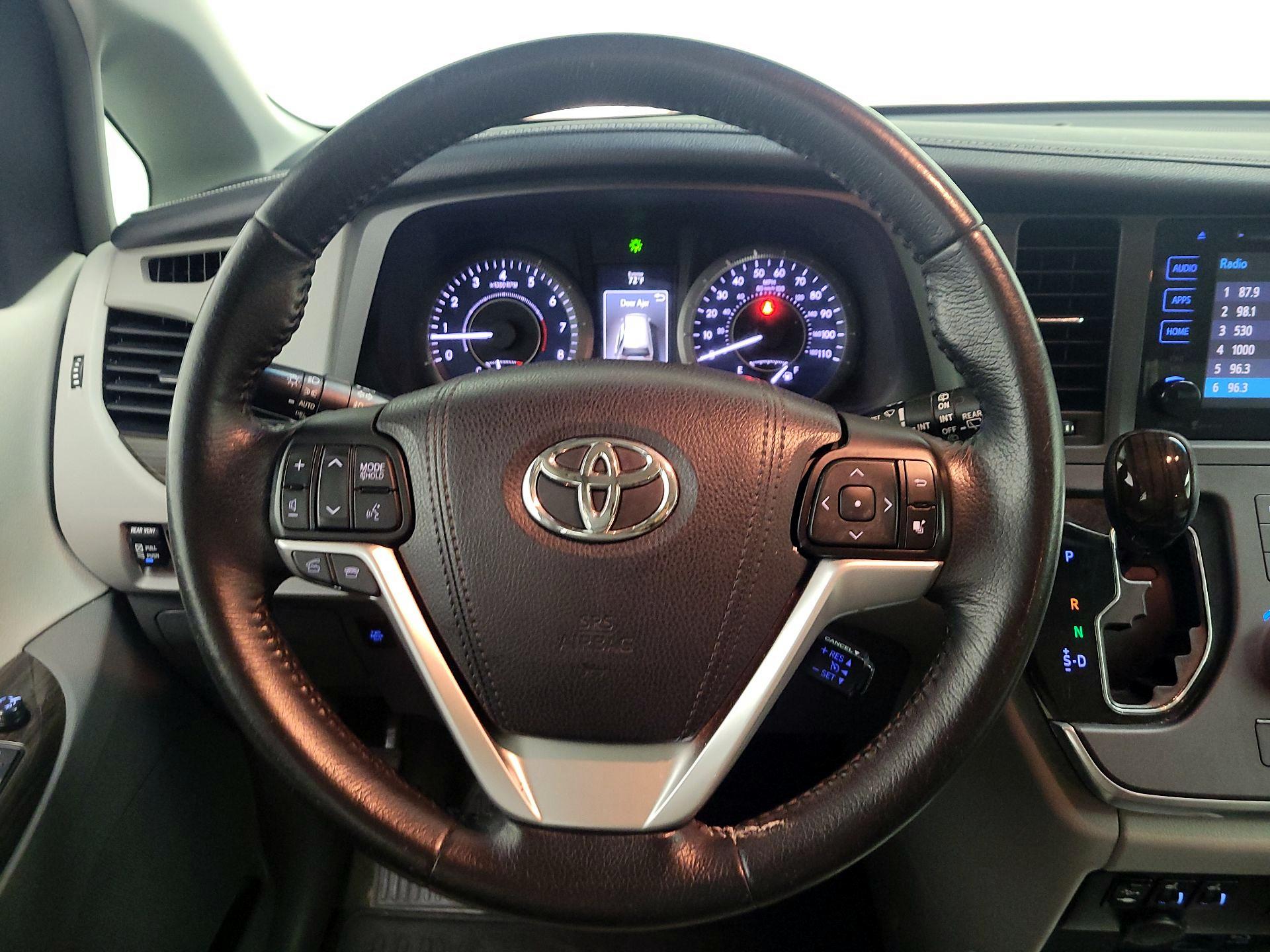 Thumbnail: 2015 Toyota Sienna - 10