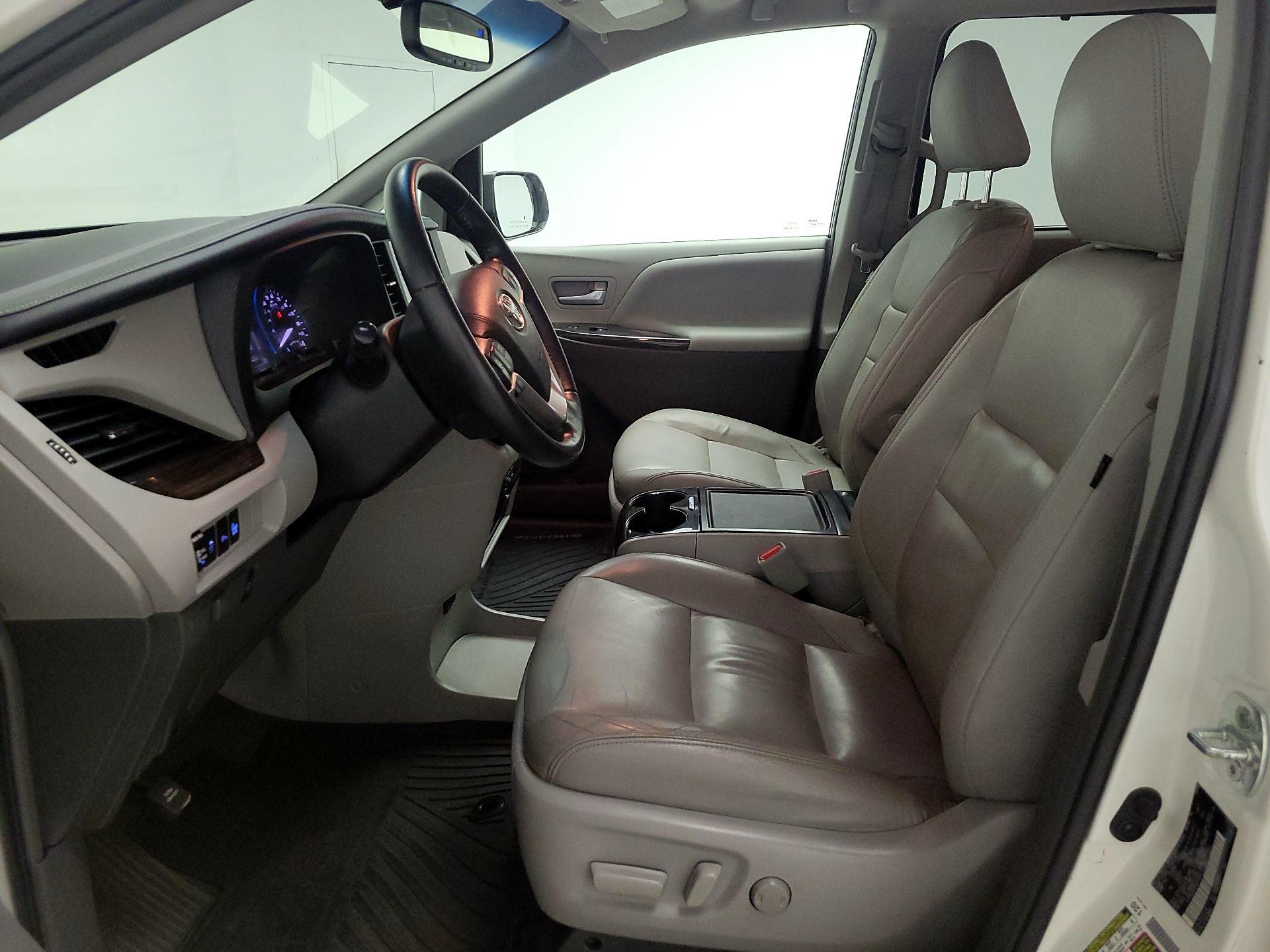 Thumbnail: 2015 Toyota Sienna - 11