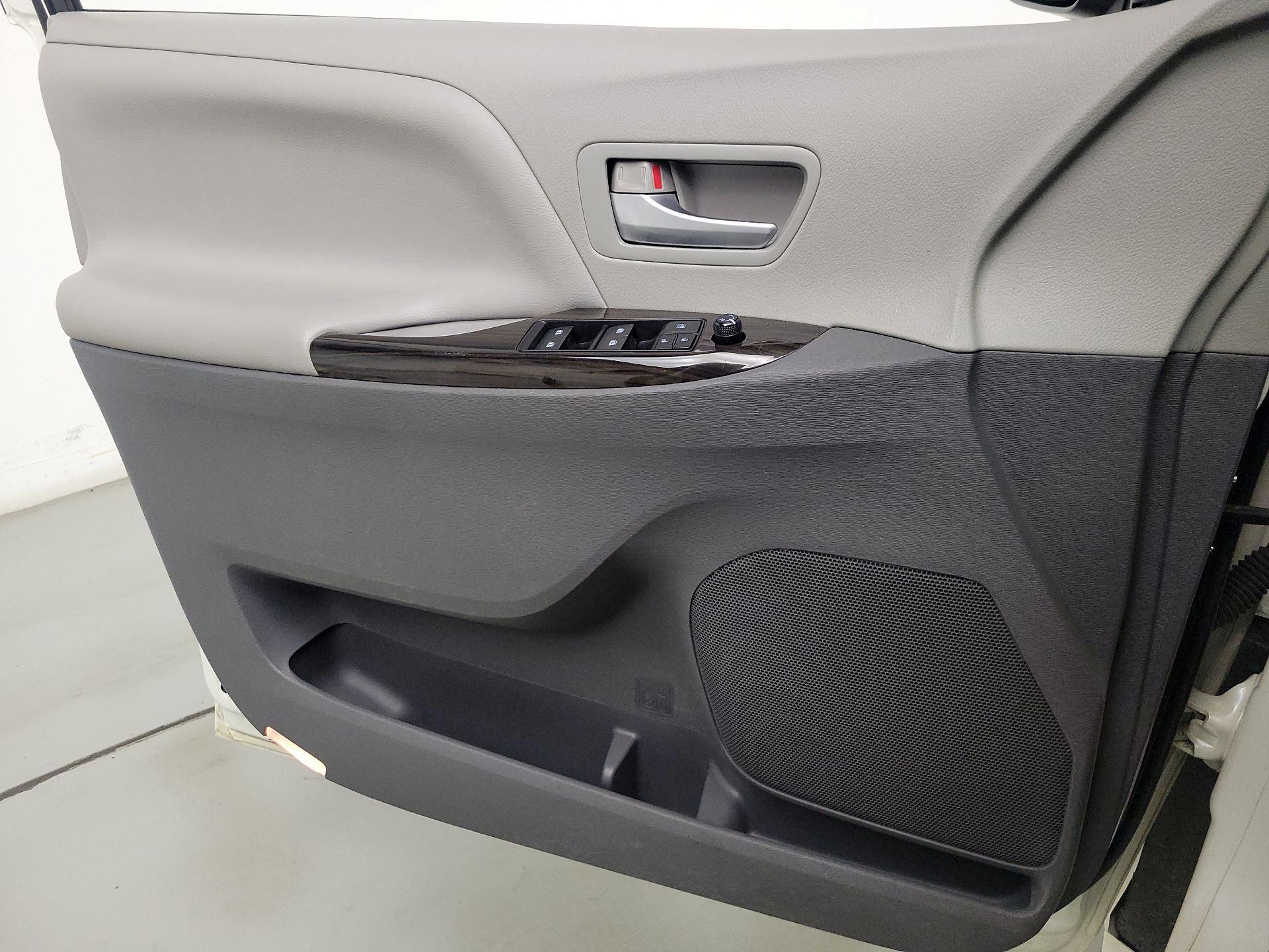 Thumbnail: 2015 Toyota Sienna - 12
