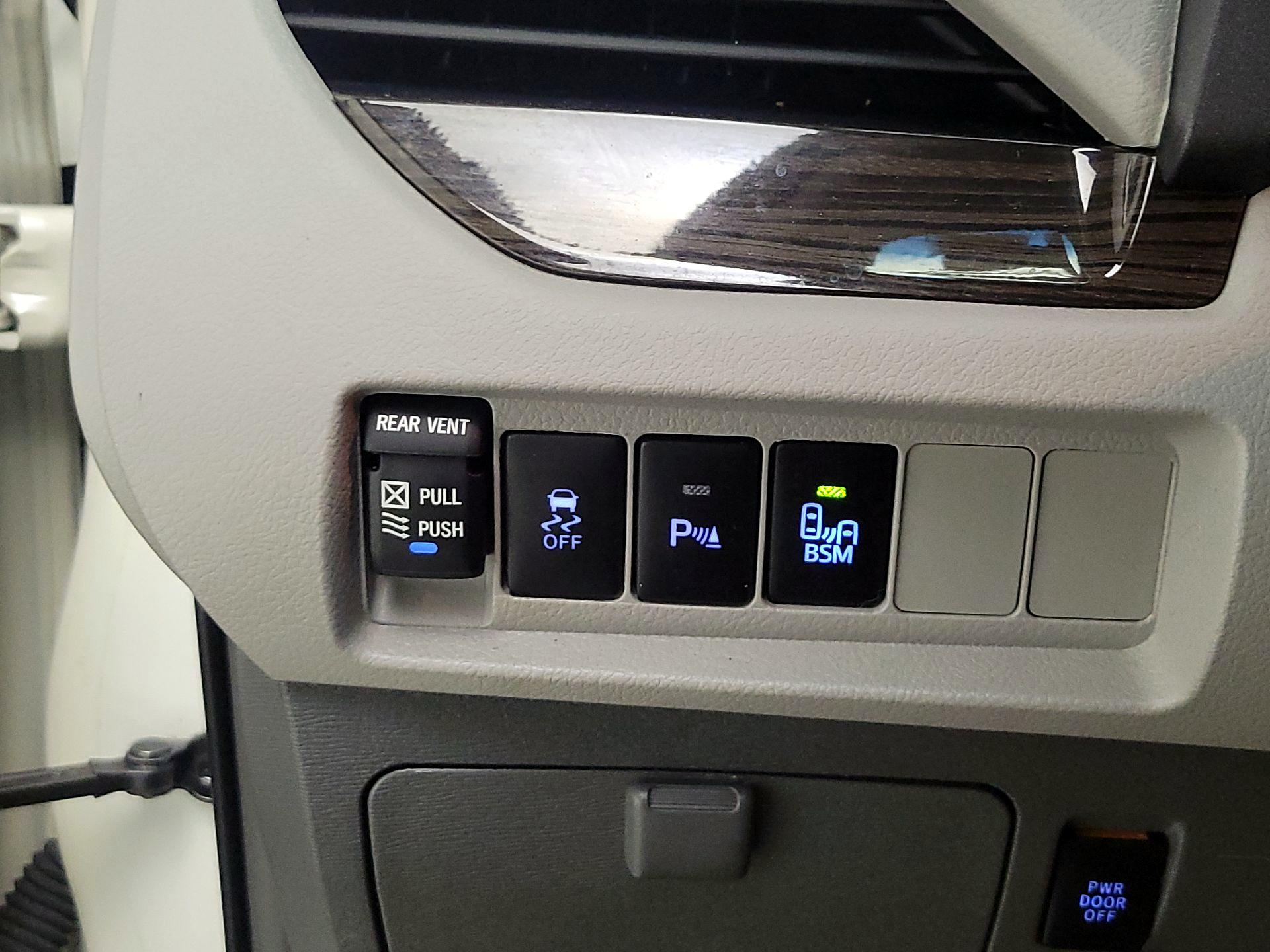 Thumbnail: 2015 Toyota Sienna - 13