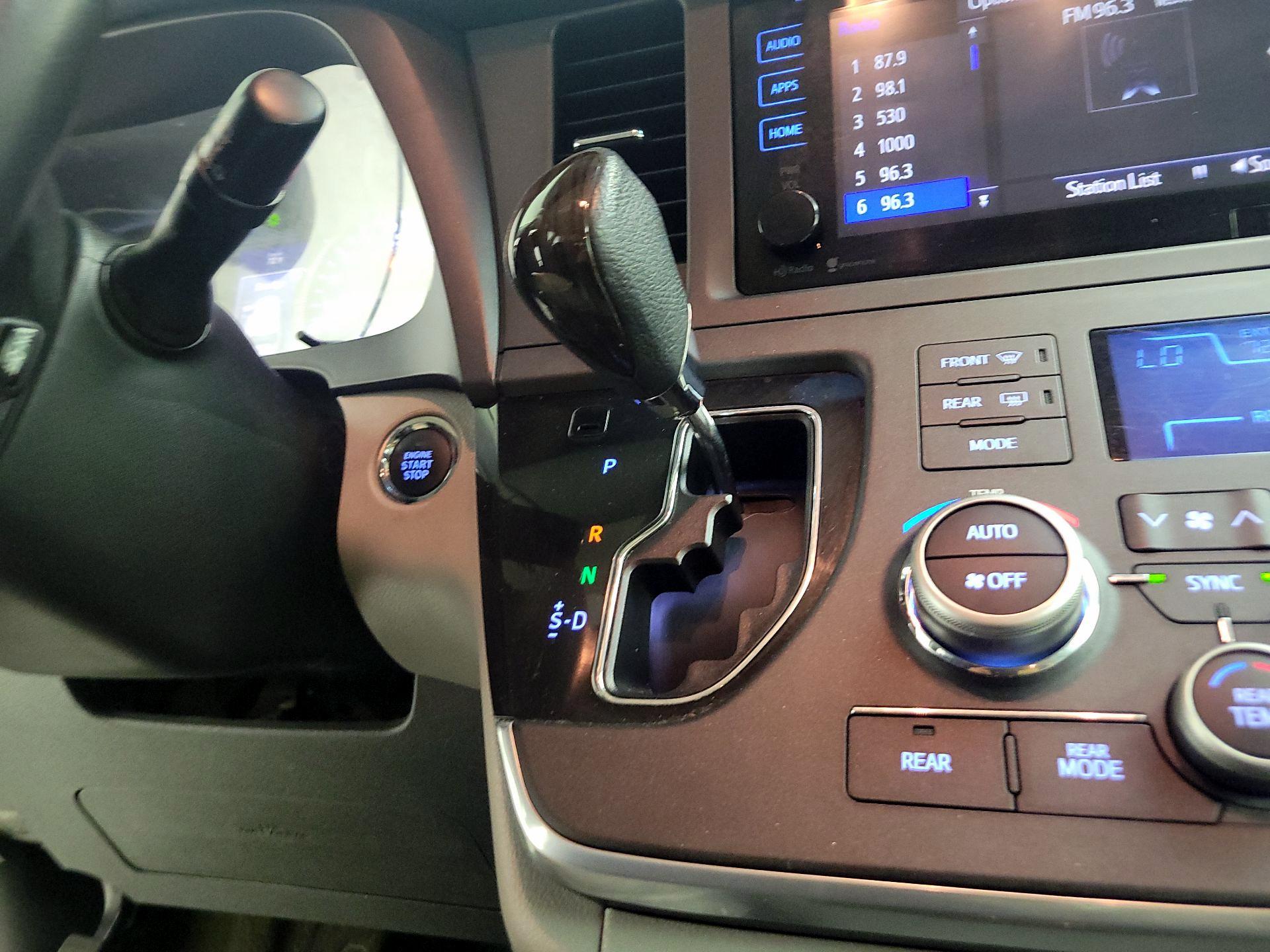 Thumbnail: 2015 Toyota Sienna - 17