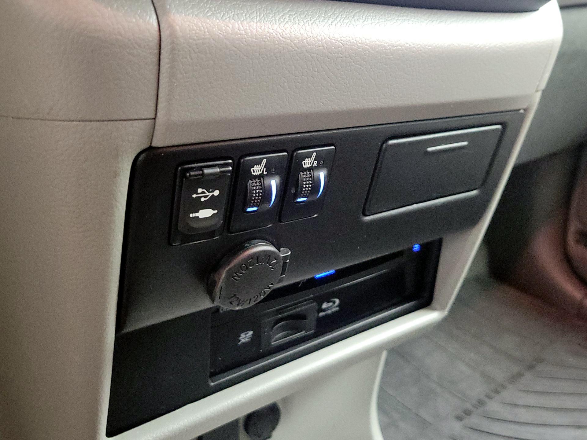 Thumbnail: 2015 Toyota Sienna - 18