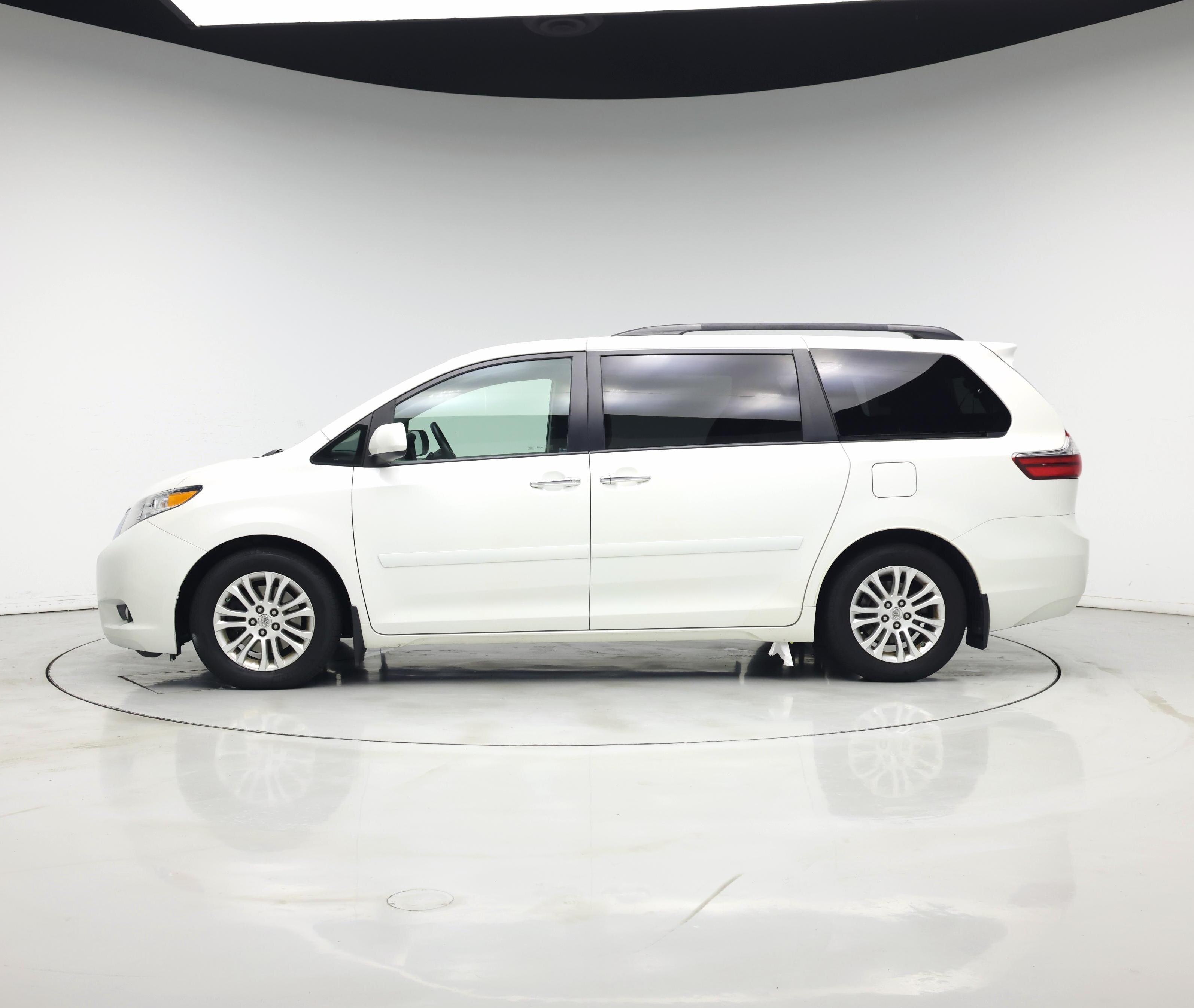 Thumbnail: 2015 Toyota Sienna - 3