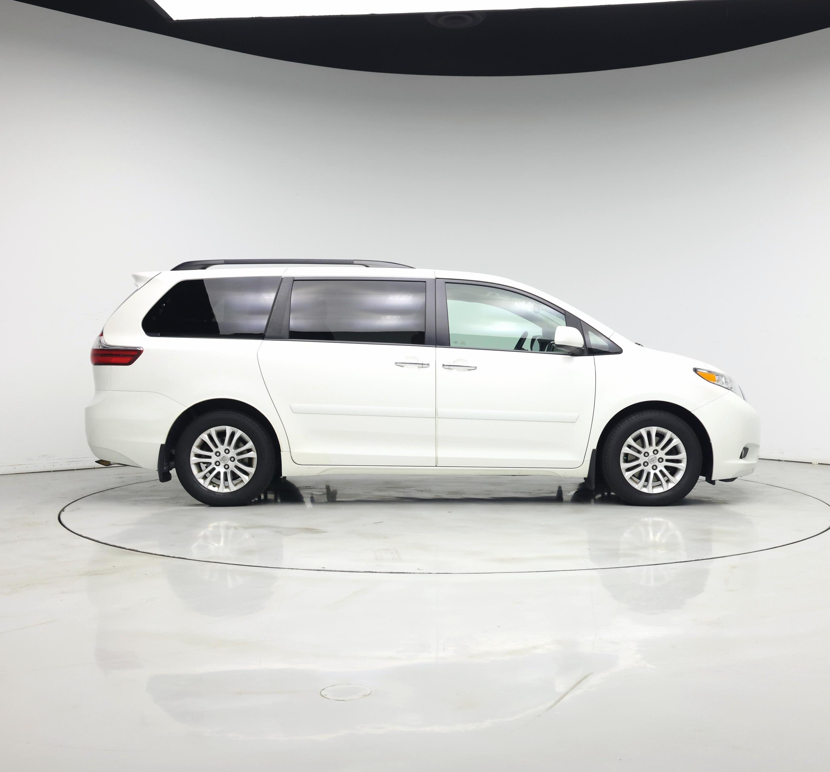 Thumbnail: 2015 Toyota Sienna - 7