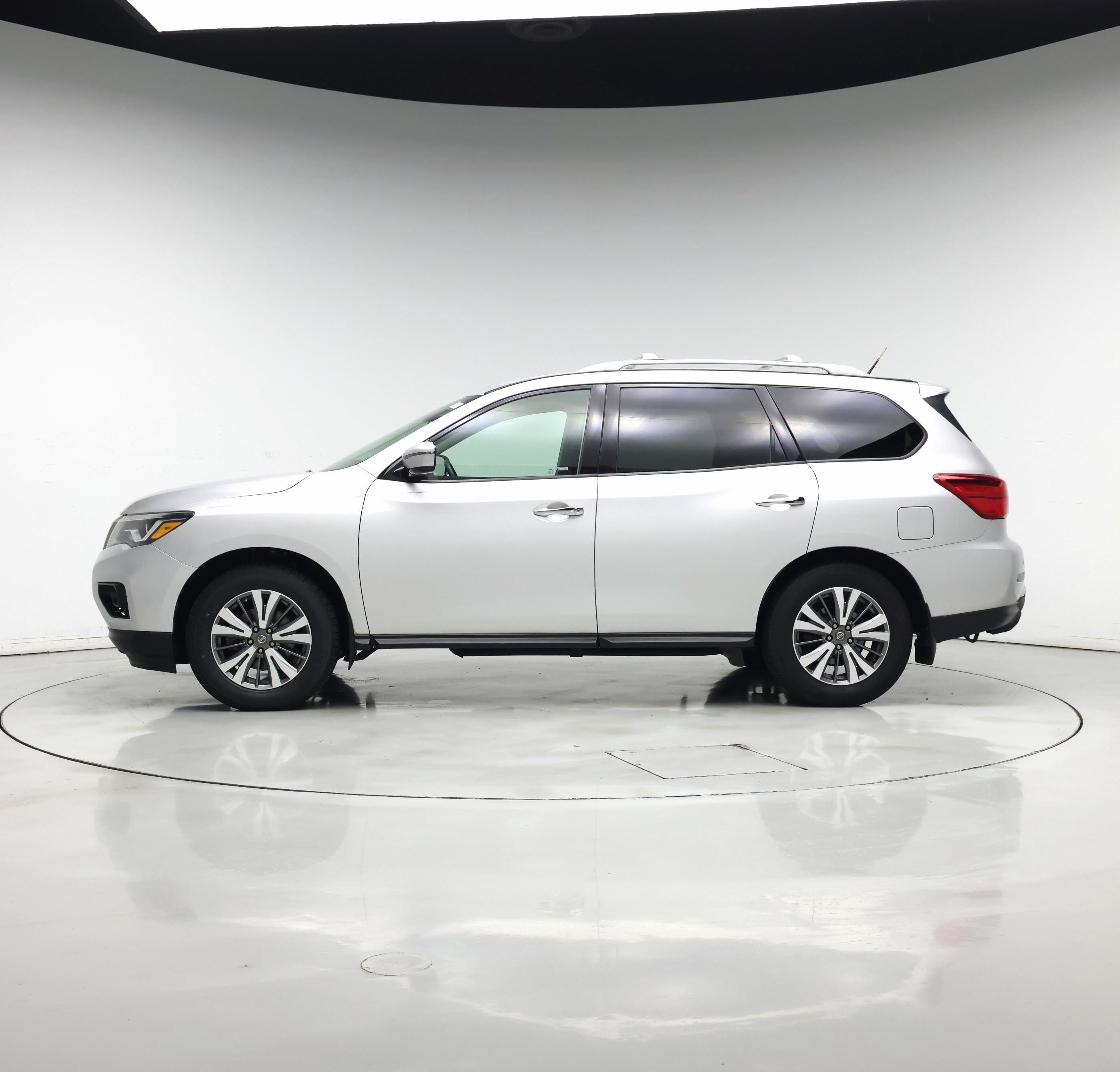 Thumbnail: 2017 Nissan Pathfinder - 3