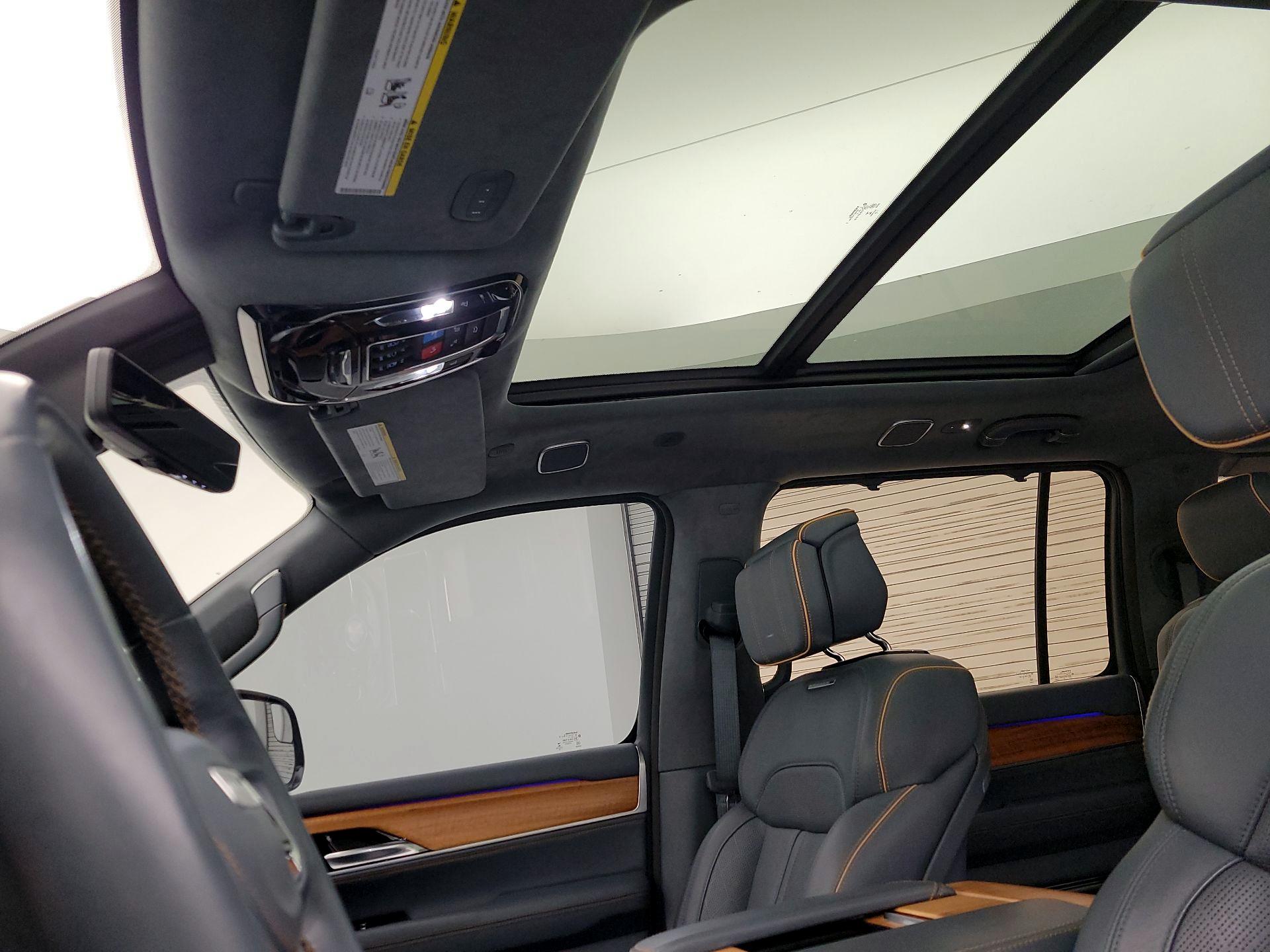 Thumbnail: 2022 Jeep Grand Wagoneer - 20