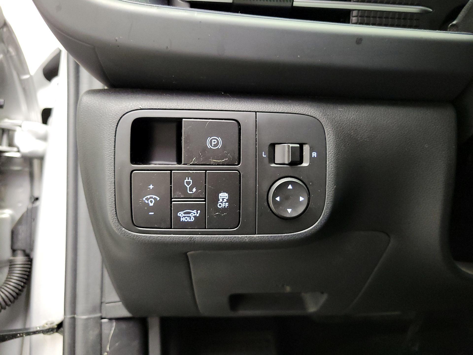 Thumbnail: 2023 Hyundai Ioniq 6 - 13