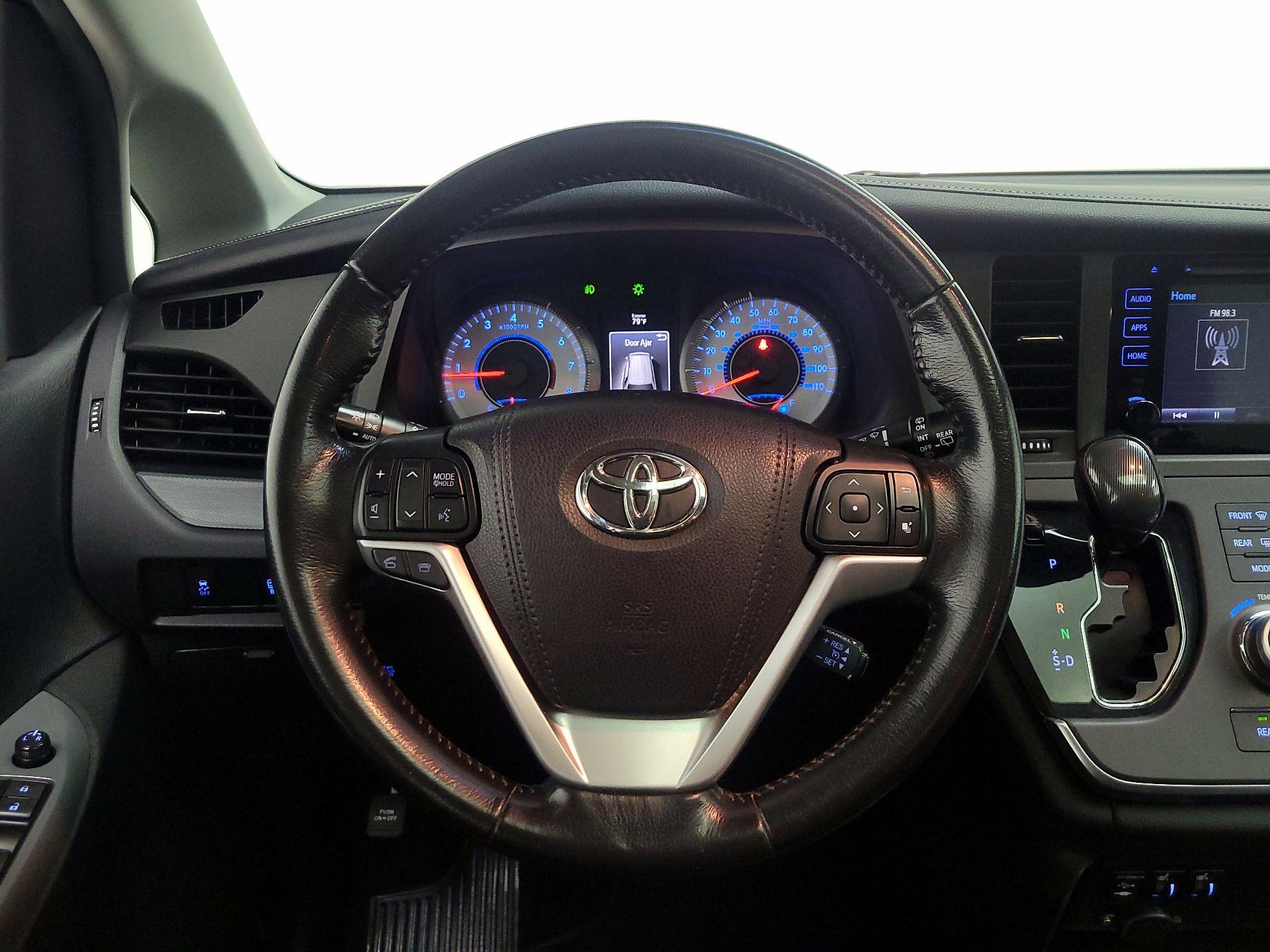 Thumbnail: 2016 Toyota Sienna - 10
