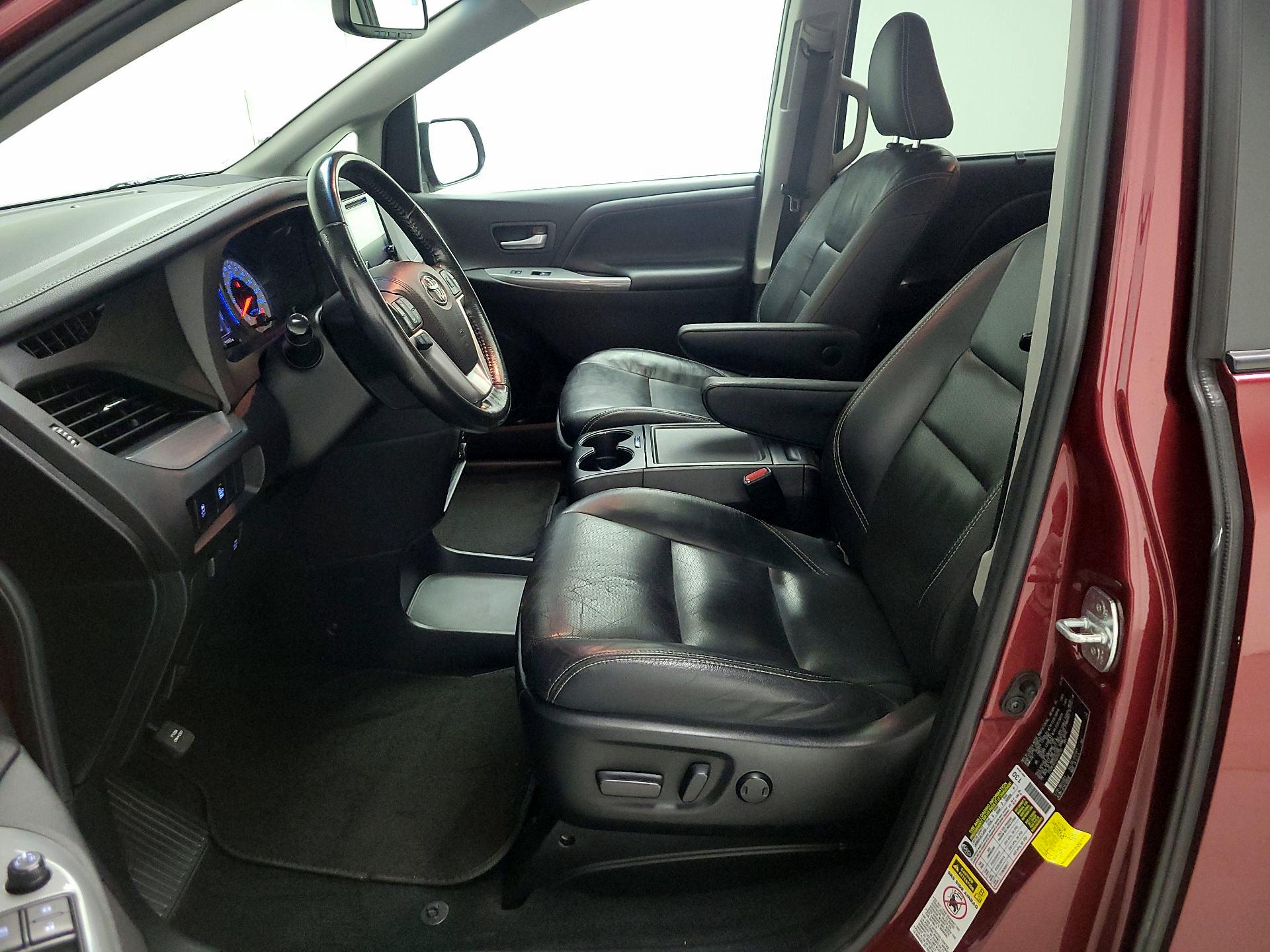 Thumbnail: 2016 Toyota Sienna - 11