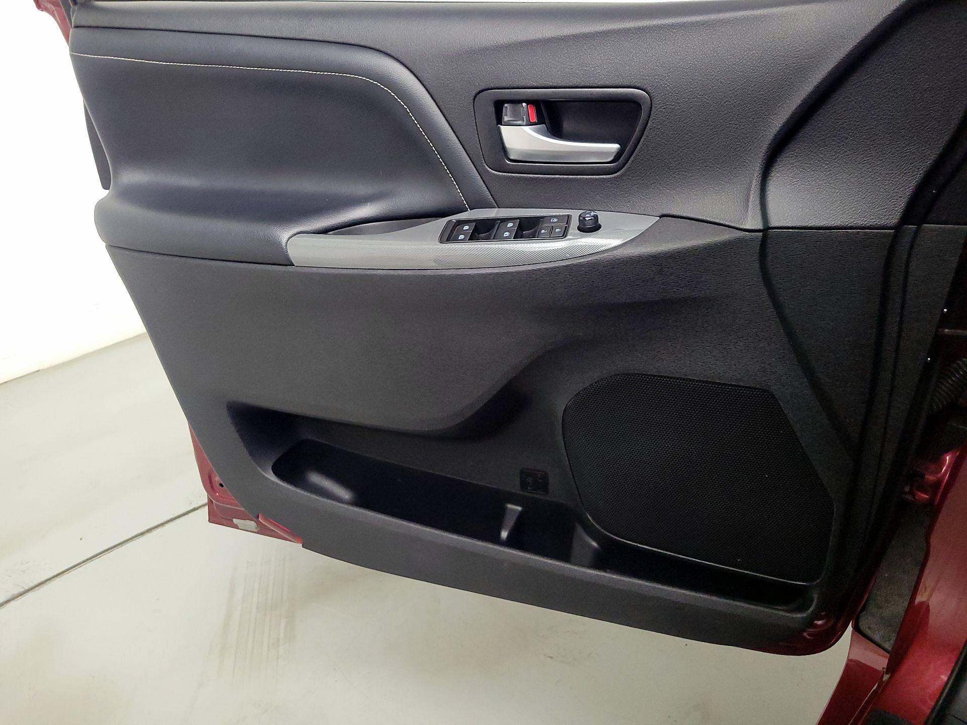 Thumbnail: 2016 Toyota Sienna - 12
