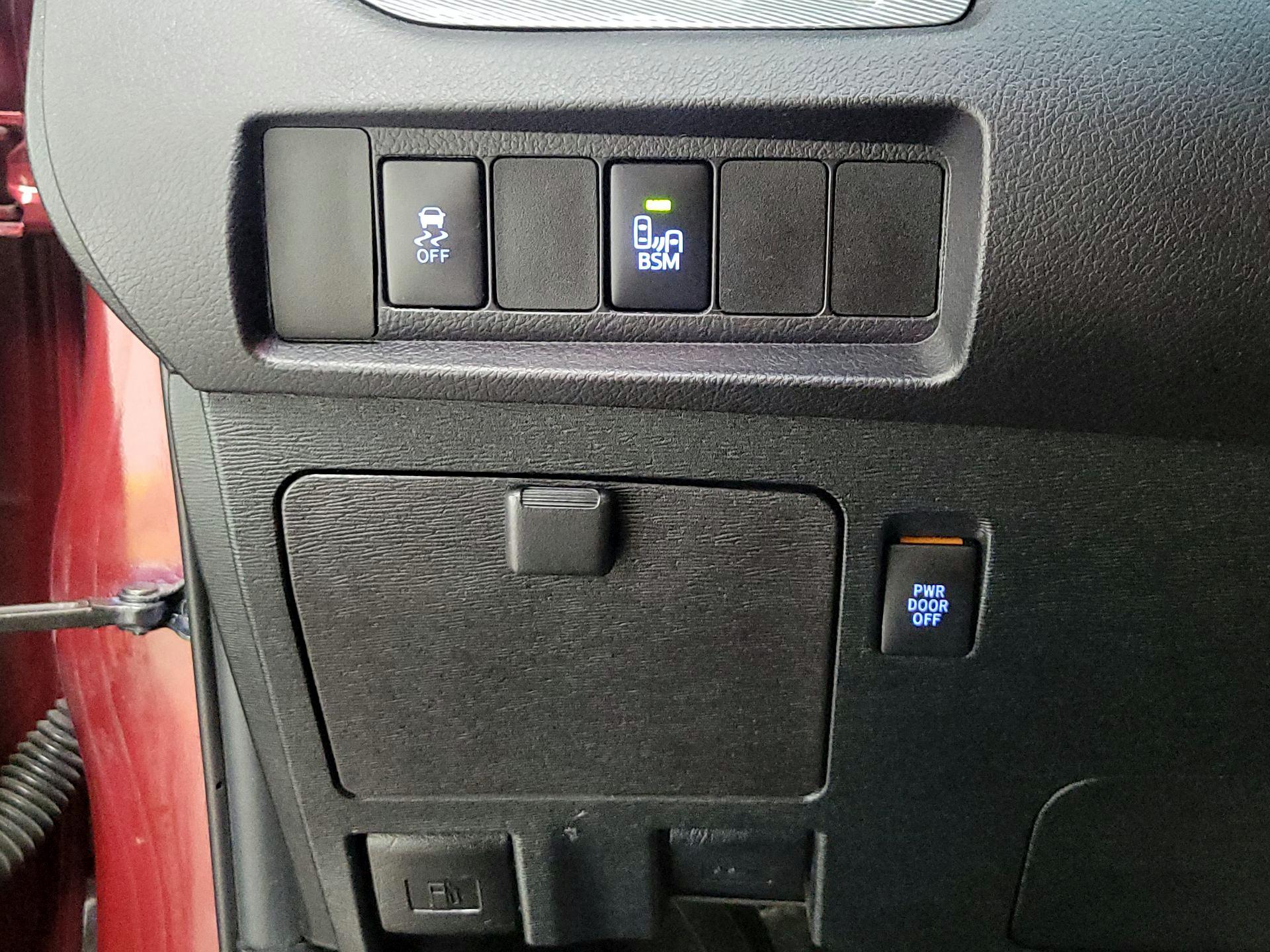 Thumbnail: 2016 Toyota Sienna - 13