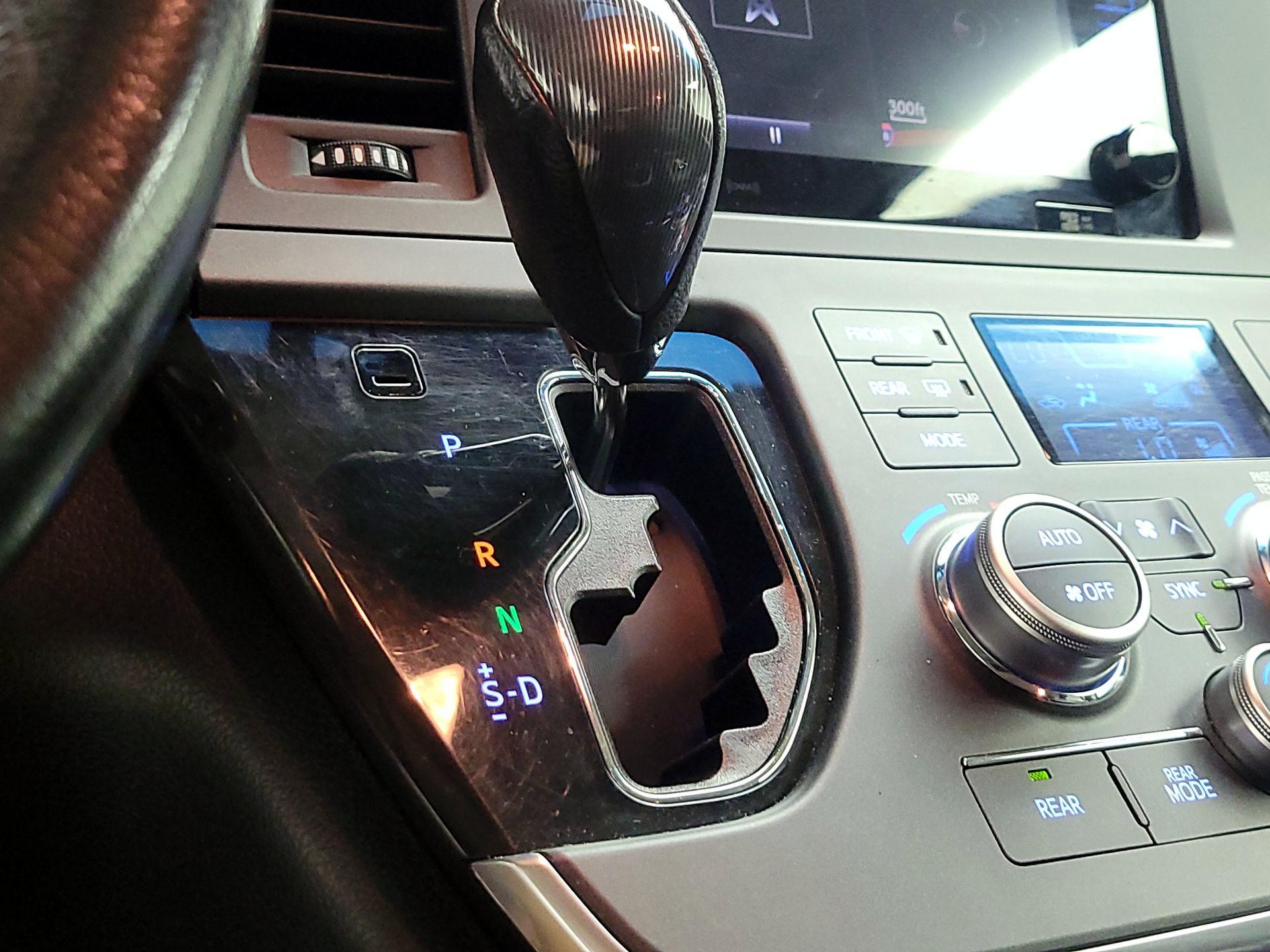 Thumbnail: 2016 Toyota Sienna - 18