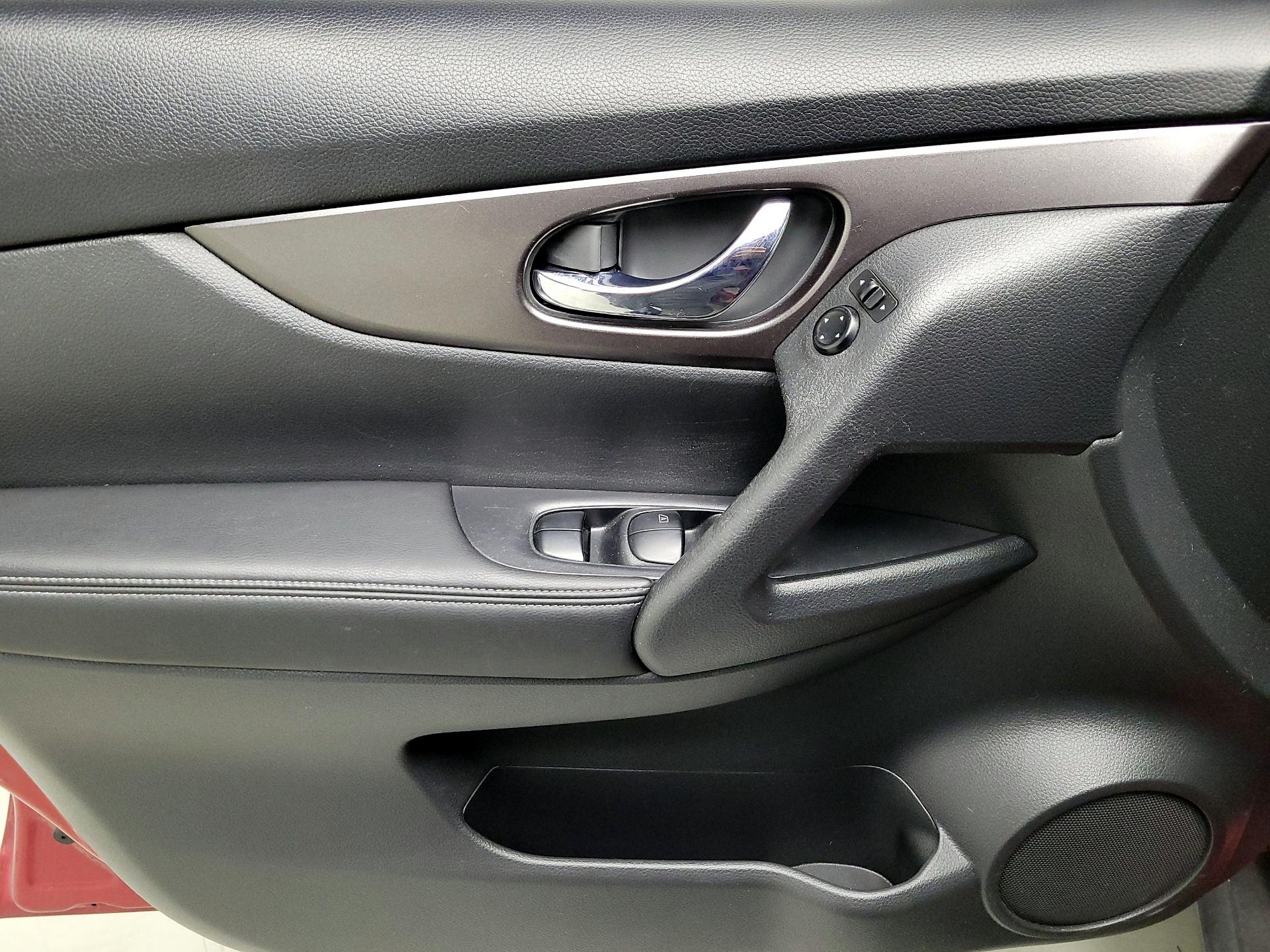 Thumbnail: 2015 Nissan Rogue - 12