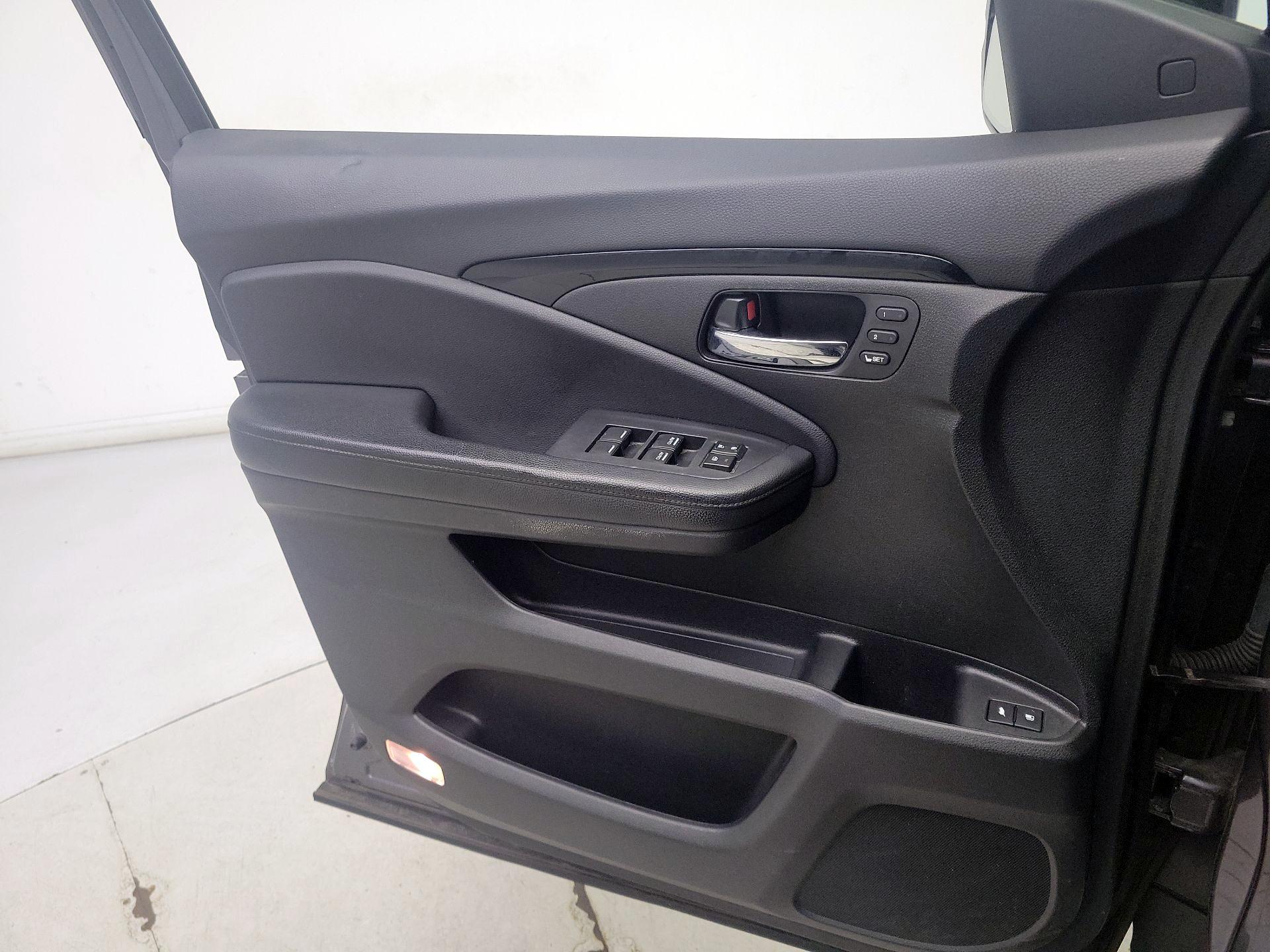 Thumbnail: 2019 Honda Pilot - 12