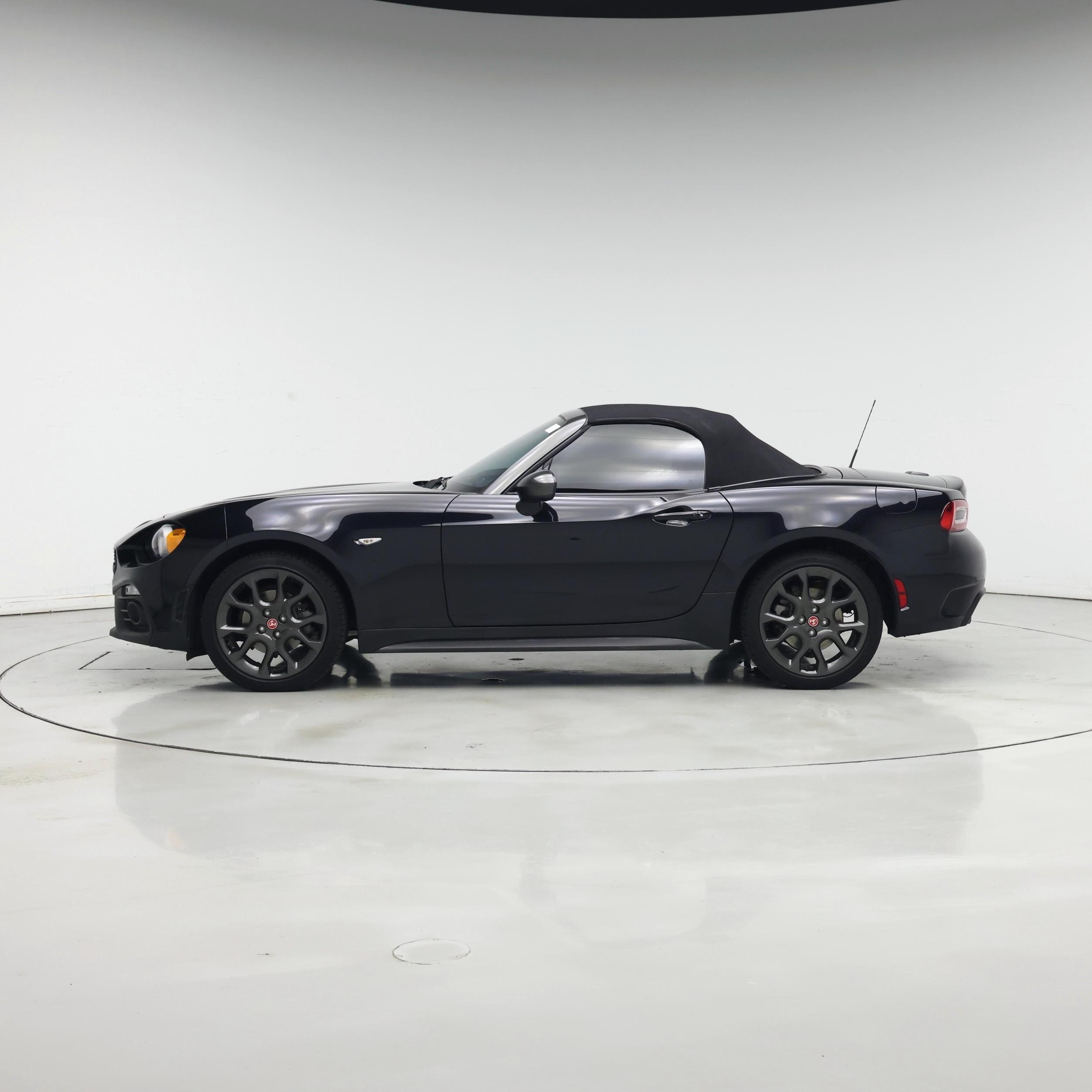 Thumbnail: 2017 Fiat 124 Spider - 3