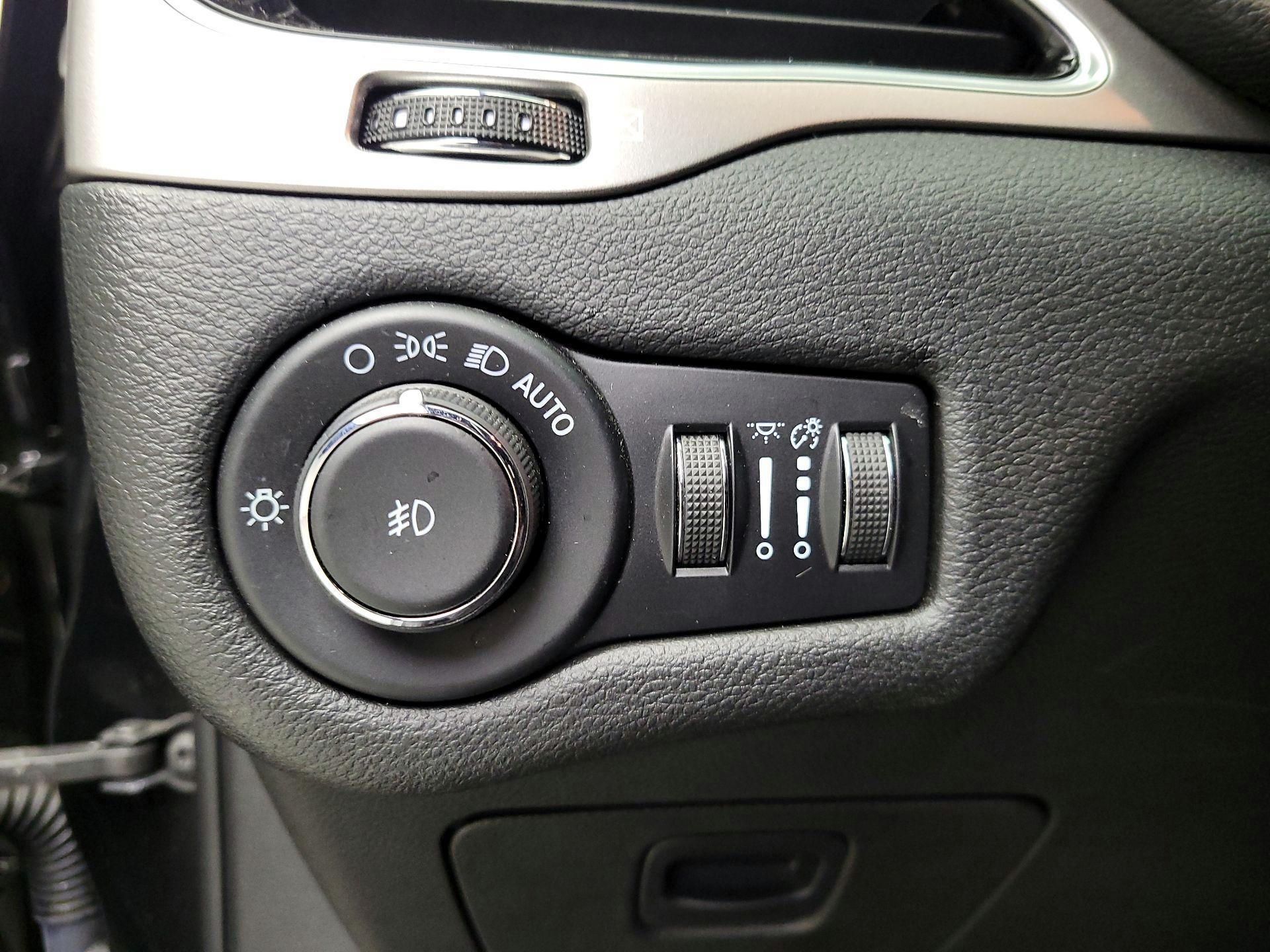 Thumbnail: 2021 Jeep Cherokee - 13