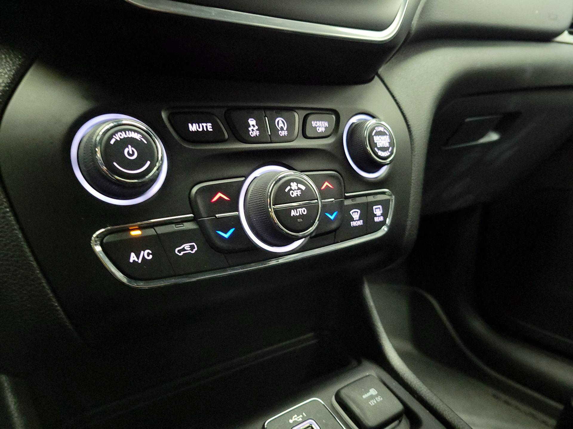 Thumbnail: 2021 Jeep Cherokee - 16