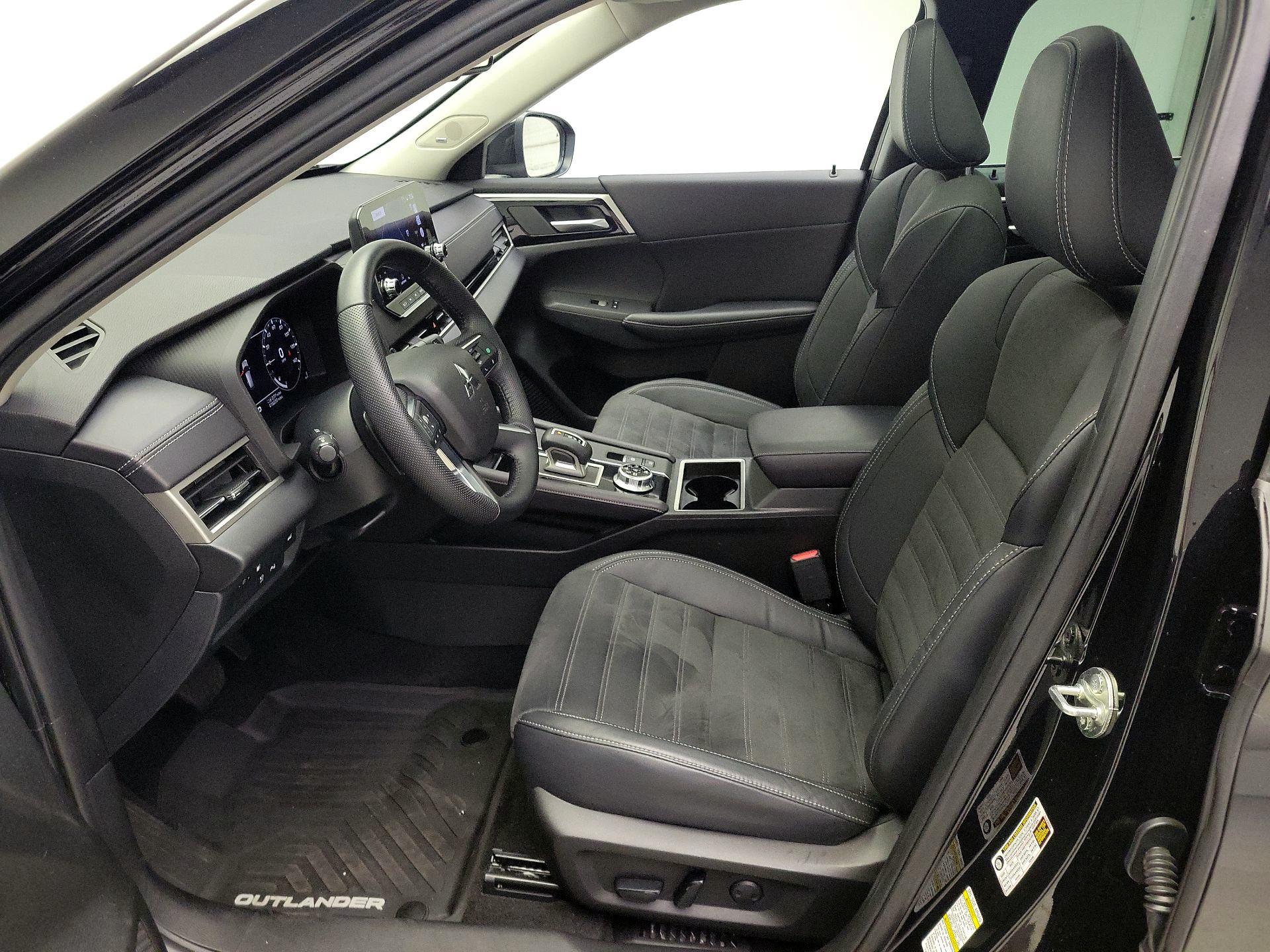 Thumbnail: 2023 Mitsubishi Outlander - 11