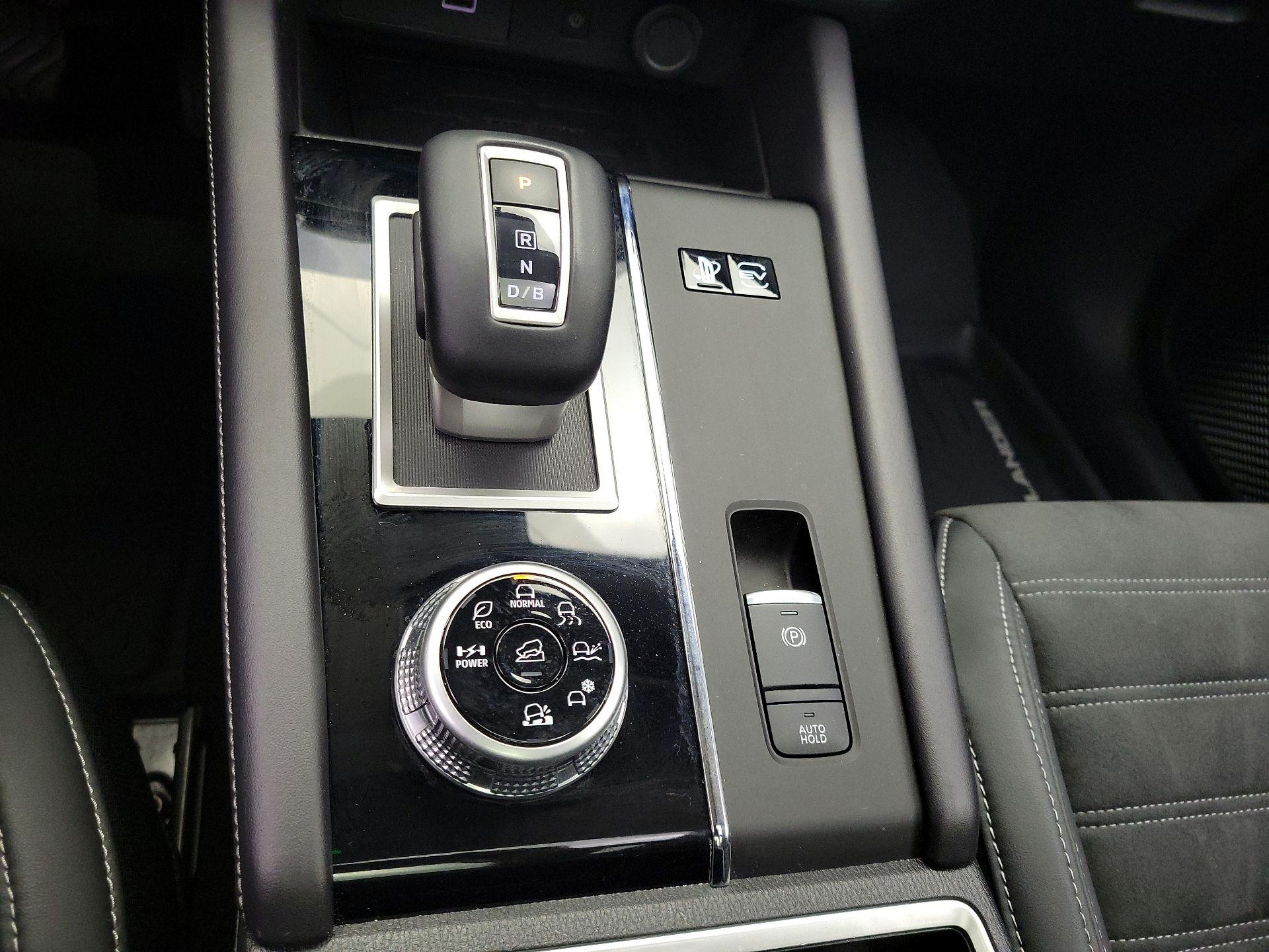 Thumbnail: 2023 Mitsubishi Outlander - 18