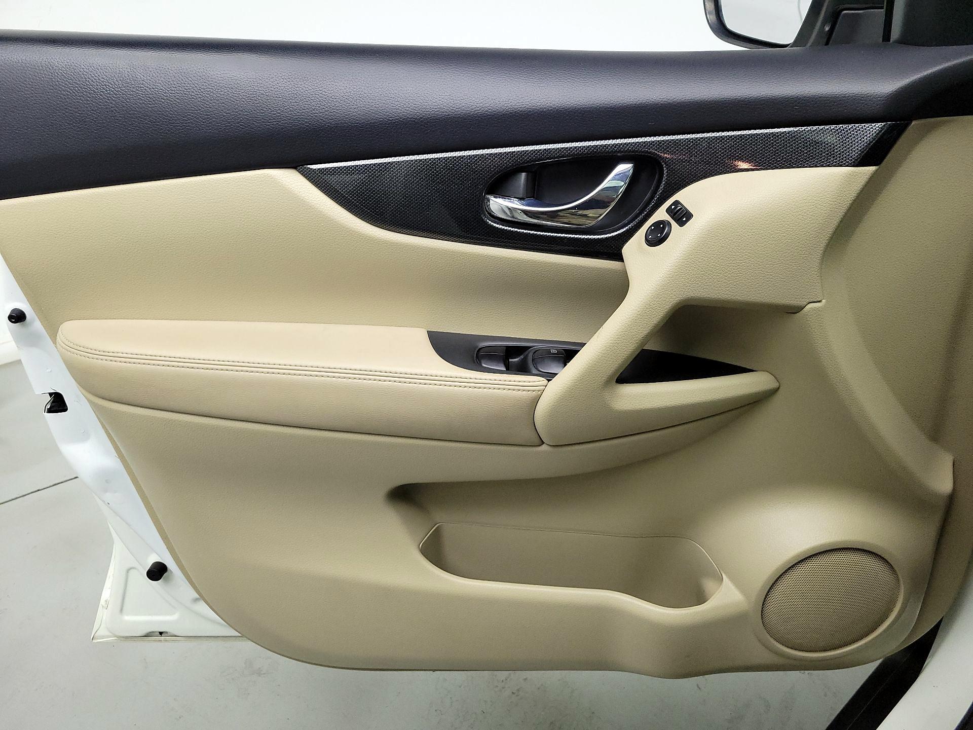 Thumbnail: 2016 Nissan Rogue - 12