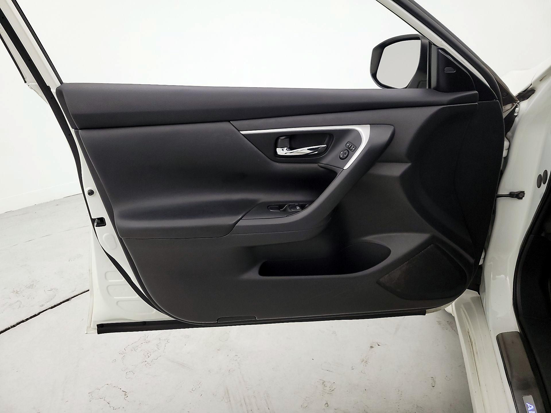 Thumbnail: 2017 Nissan Altima - 12