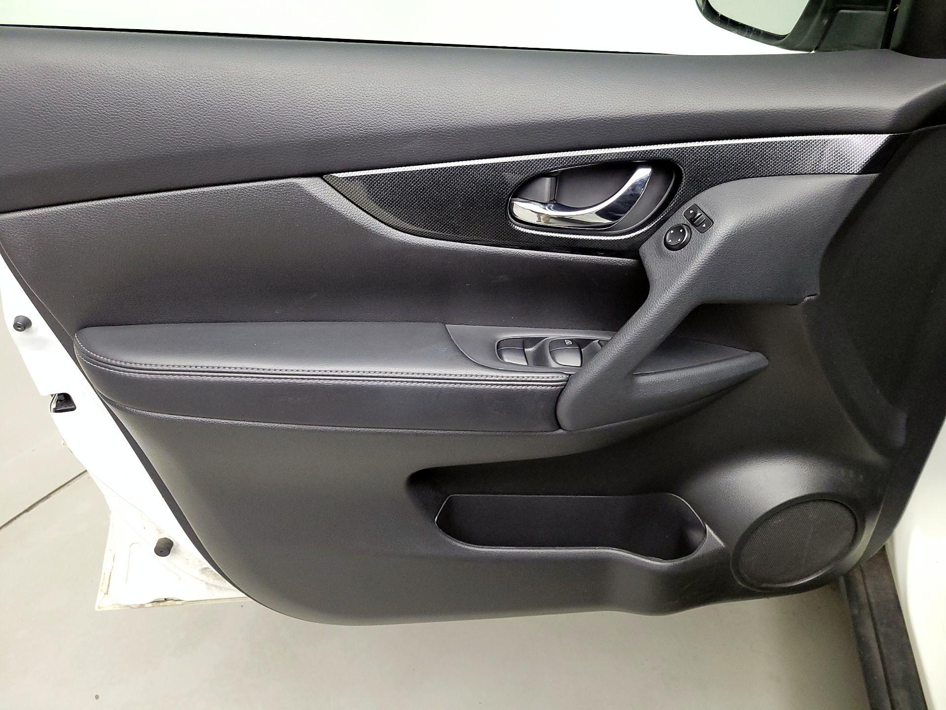 Thumbnail: 2015 Nissan Rogue - 12