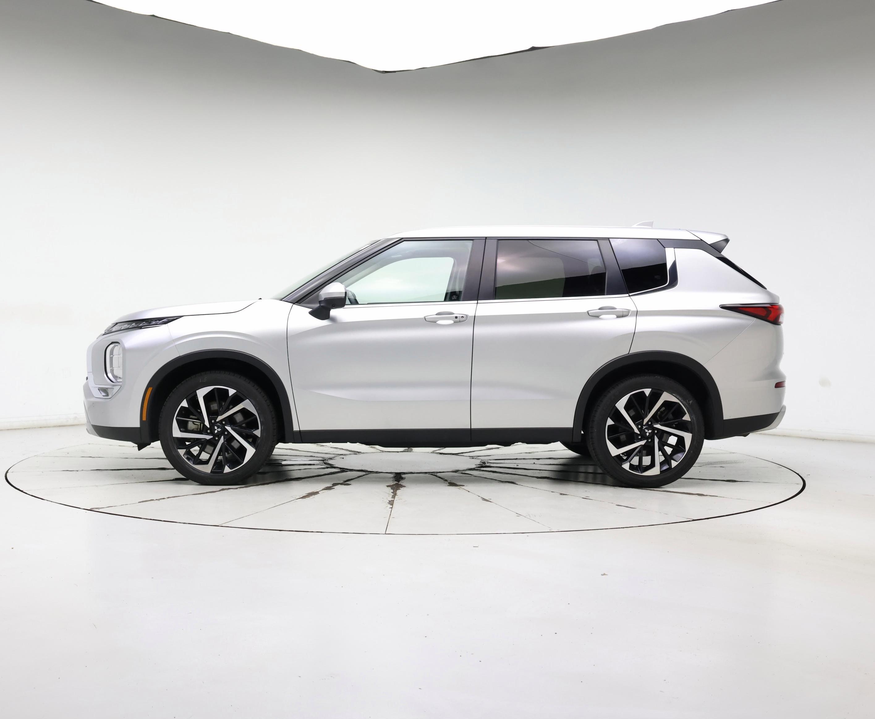 Thumbnail: 2024 Mitsubishi Outlander - 3