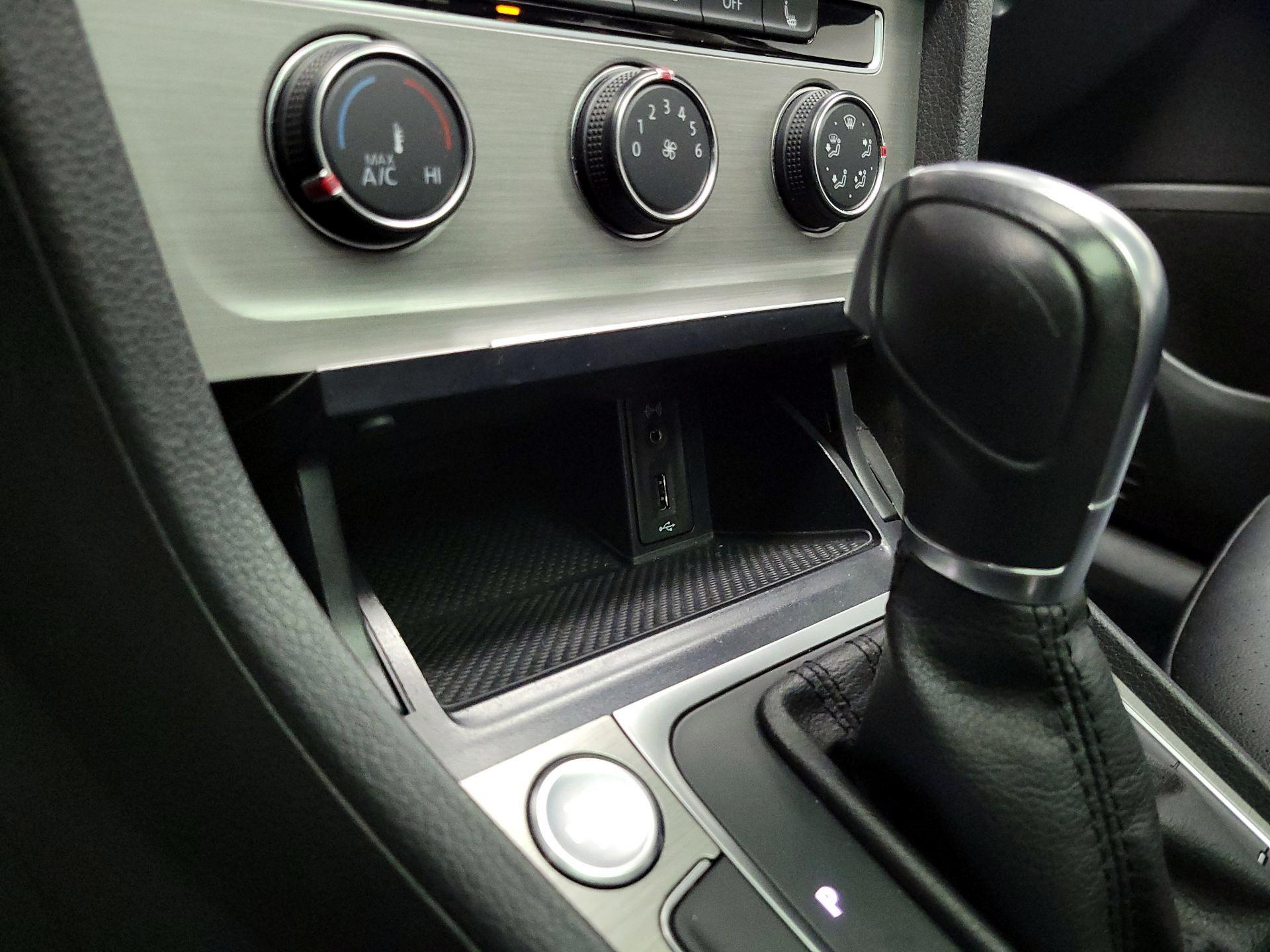 Thumbnail: 2016 Volkswagen Golf - 18