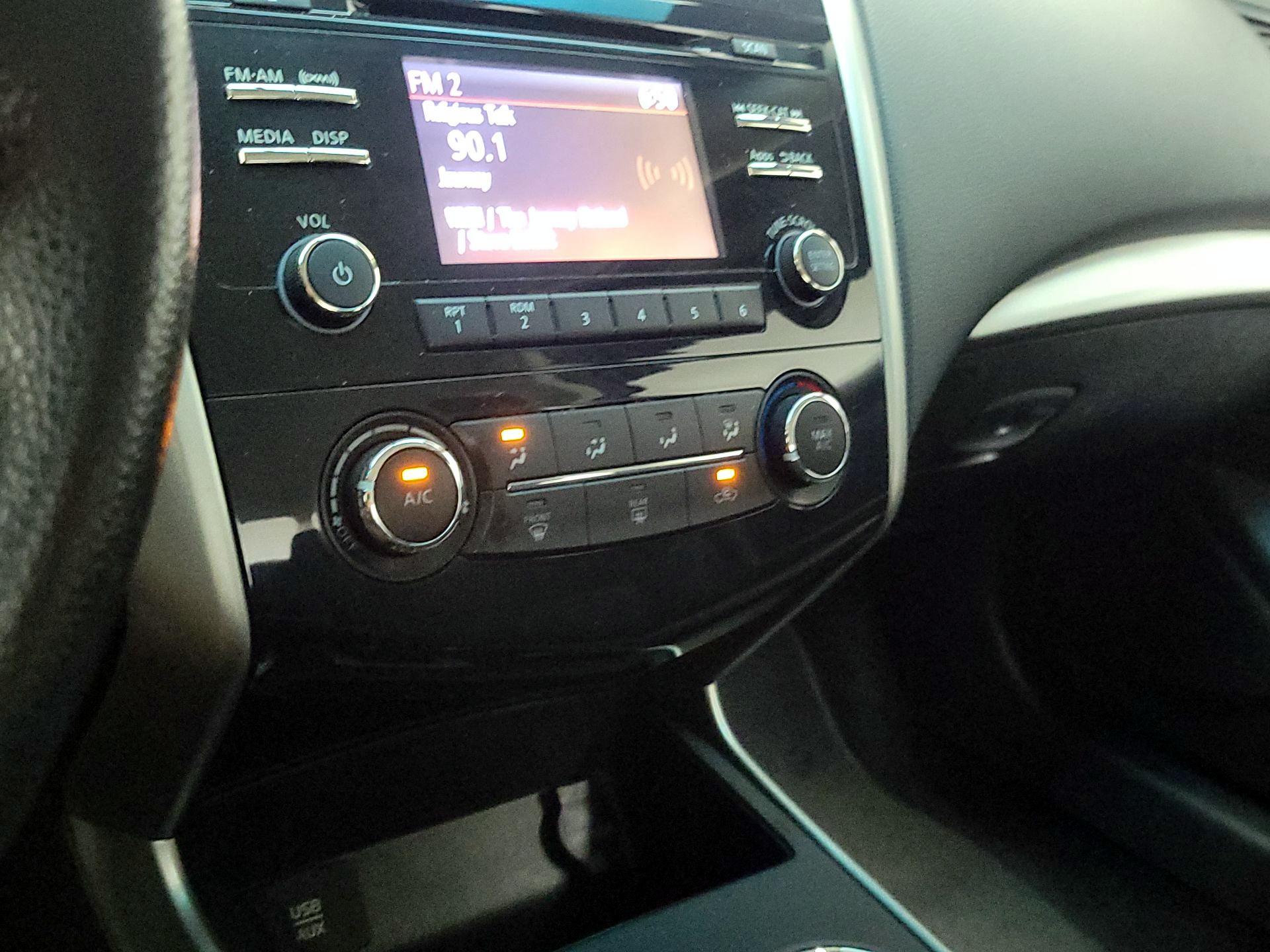 Thumbnail: 2015 Nissan Altima - 16