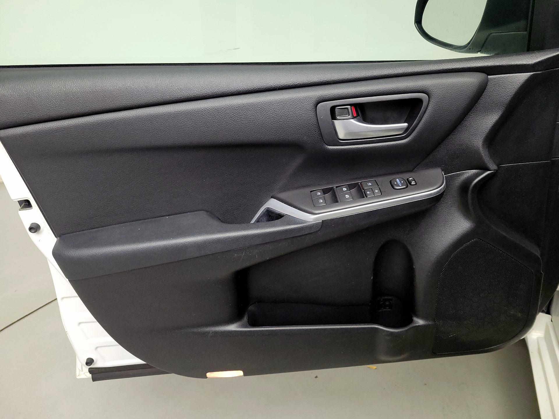 Thumbnail: 2015 Toyota Camry - 12