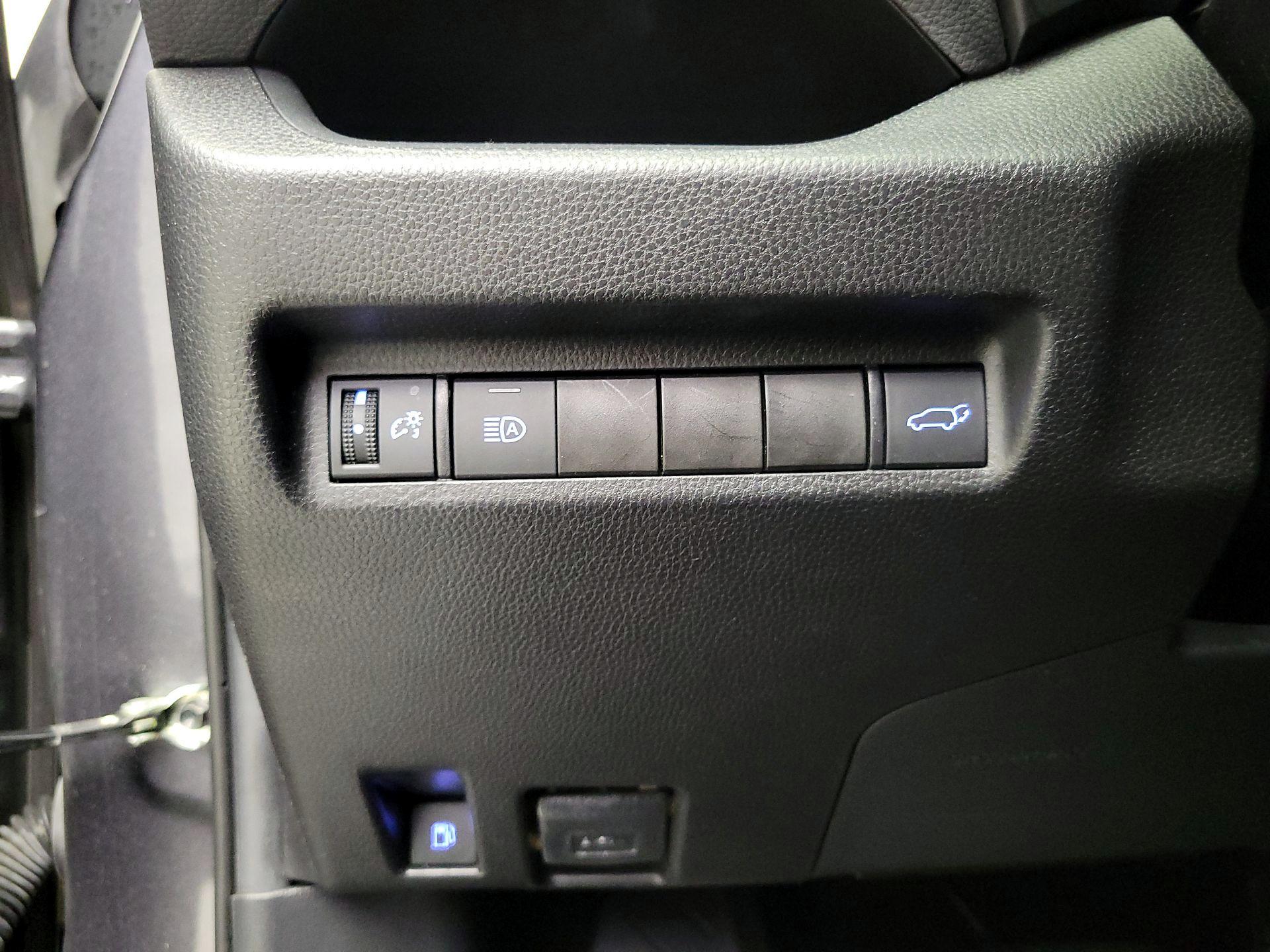 Thumbnail: 2021 Toyota RAV4 - 13