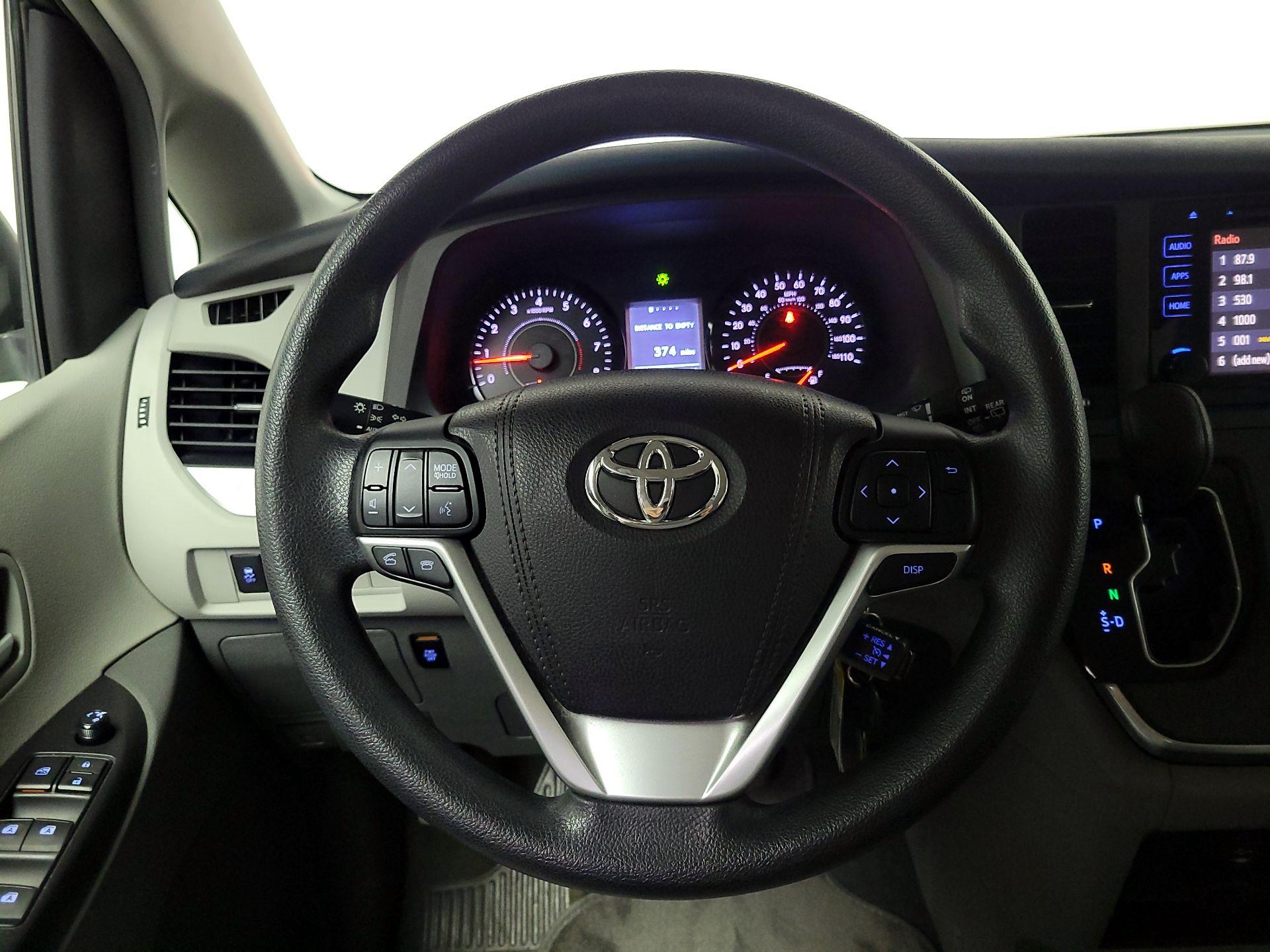 Thumbnail: 2016 Toyota Sienna - 10