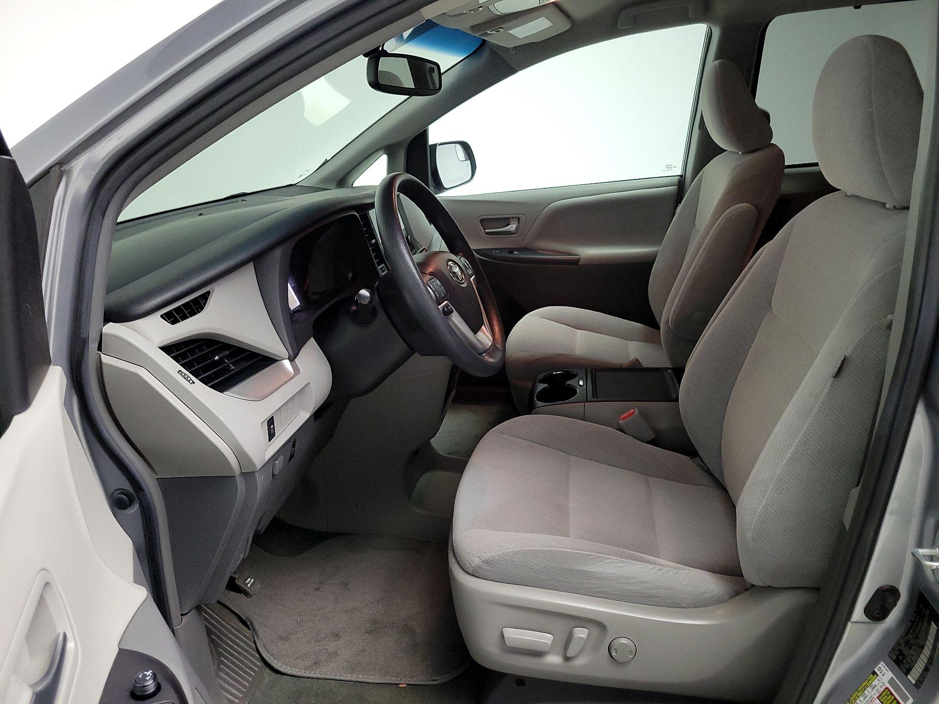 Thumbnail: 2016 Toyota Sienna - 11