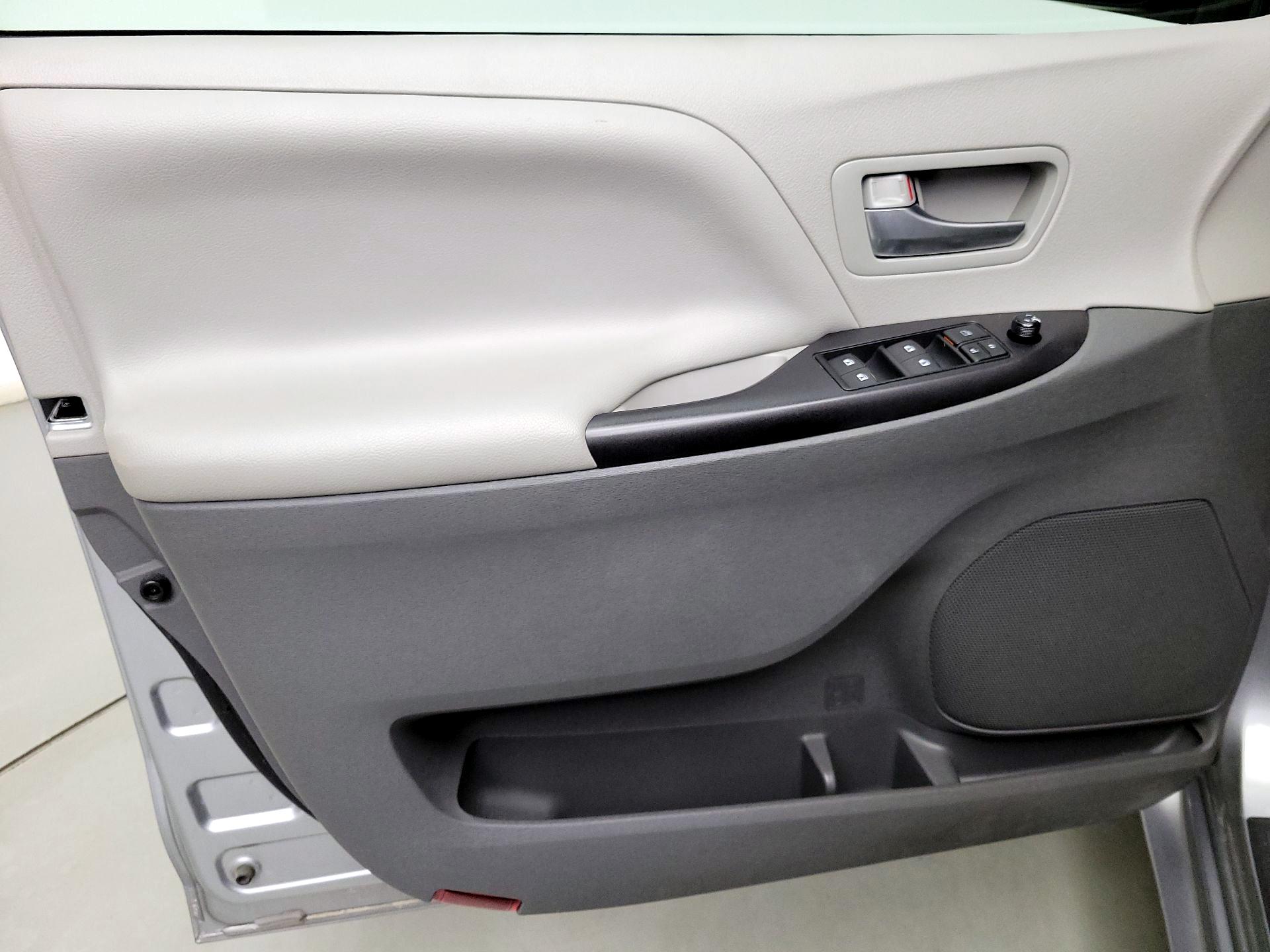 Thumbnail: 2016 Toyota Sienna - 12