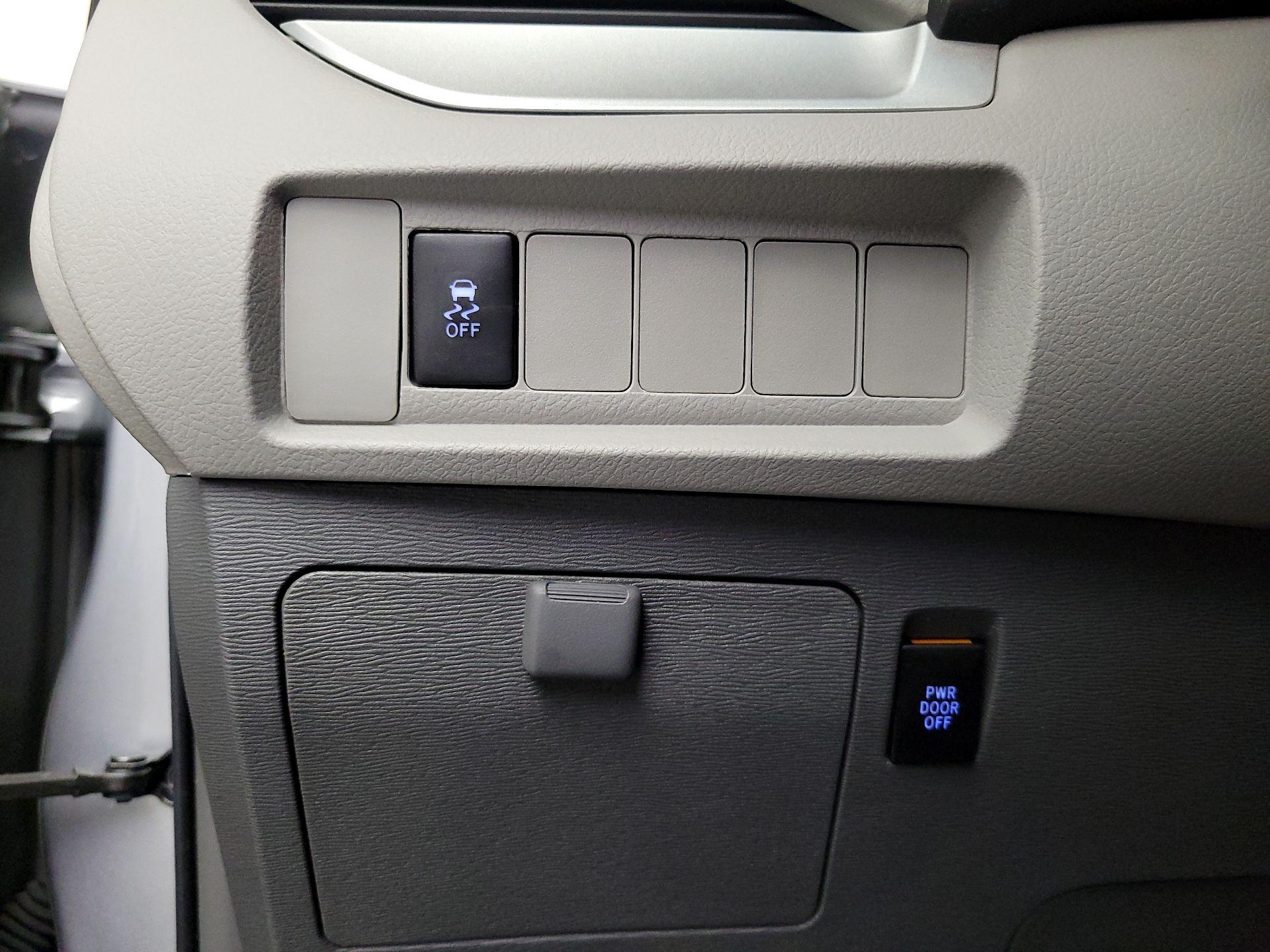 Thumbnail: 2016 Toyota Sienna - 13