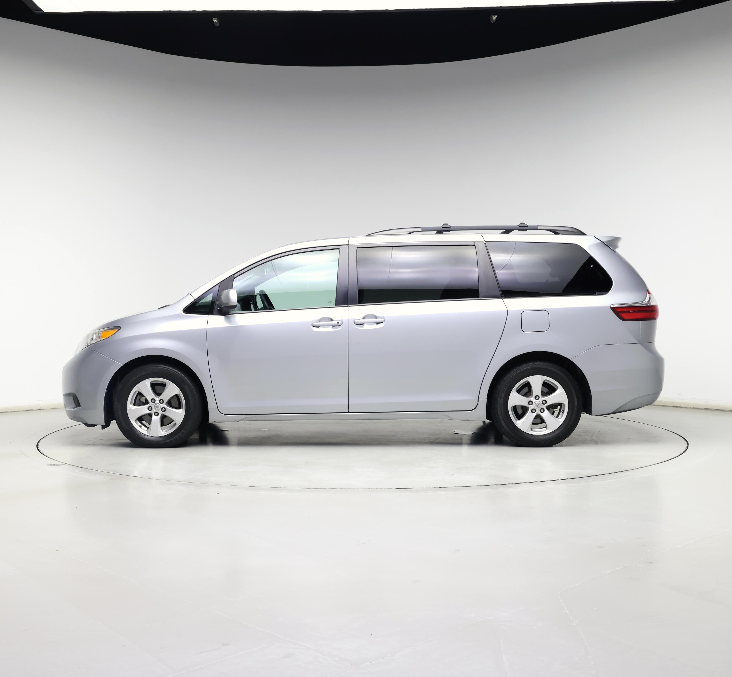 Thumbnail: 2016 Toyota Sienna - 3