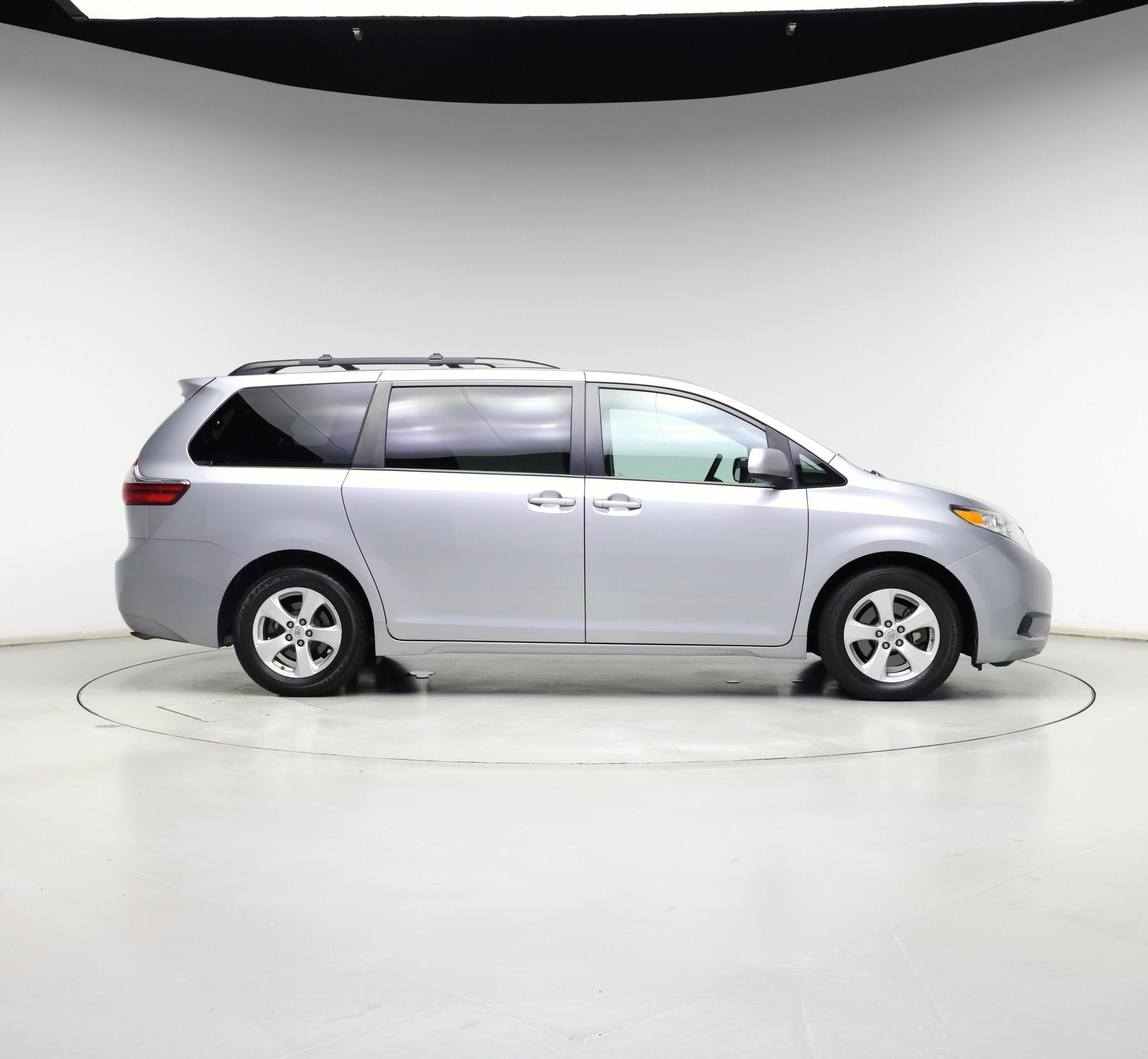 Thumbnail: 2016 Toyota Sienna - 7