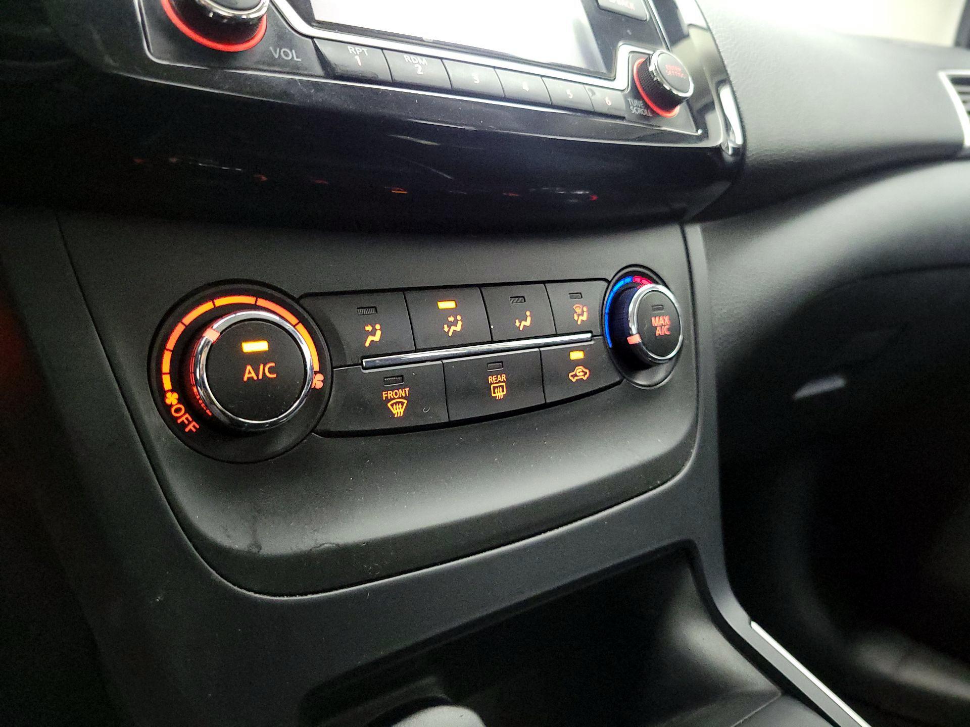 Thumbnail: 2016 Nissan Sentra - 16